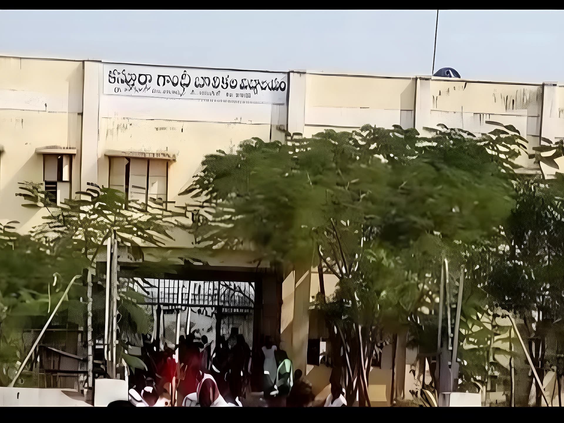హాస్టల్లో వసతులు అధ్వానం.. పేరేంట్స్ ఆందోళన