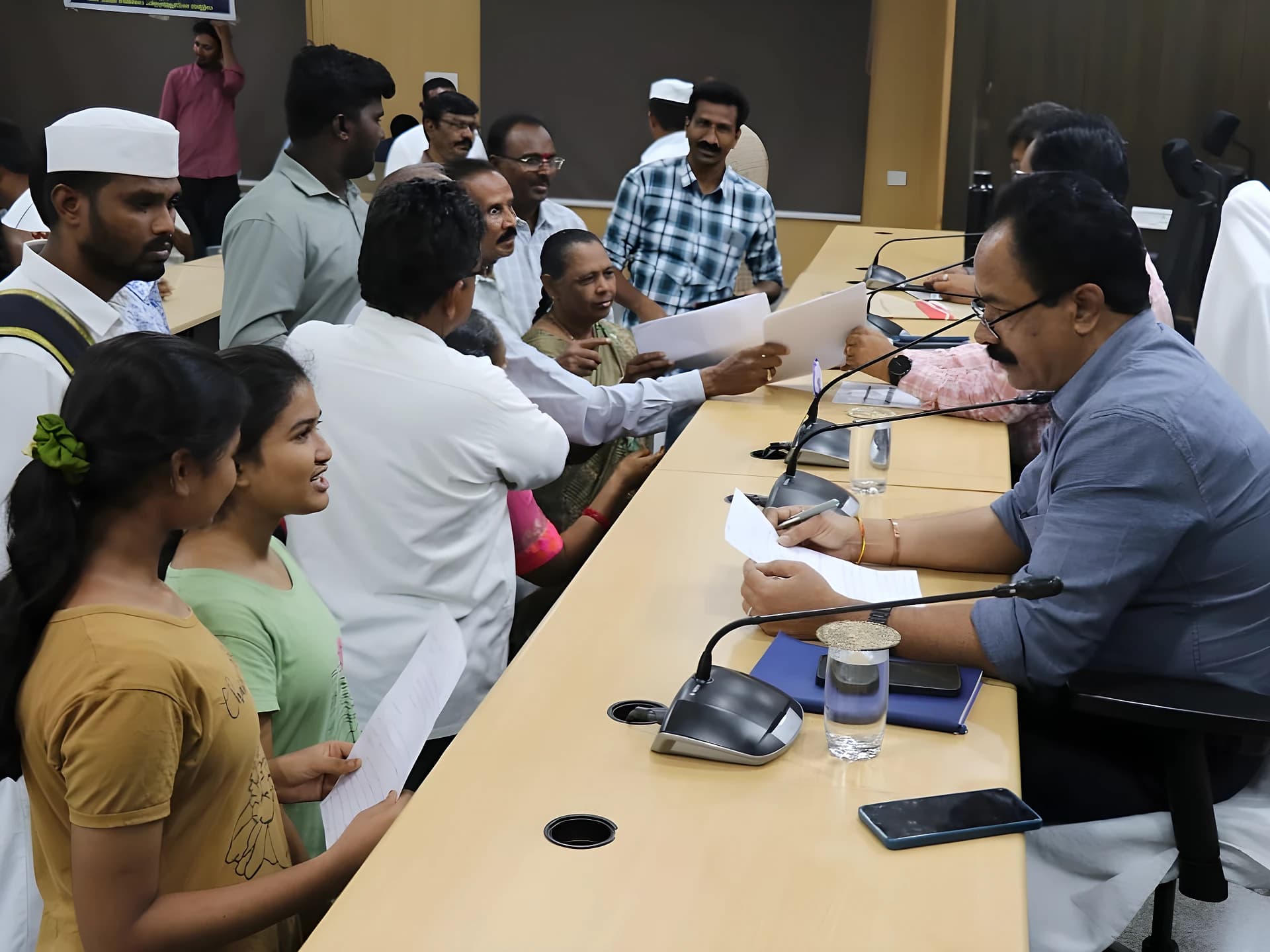 ప్రజావాణి దరఖాస్తులను పరిష్కరించాలి