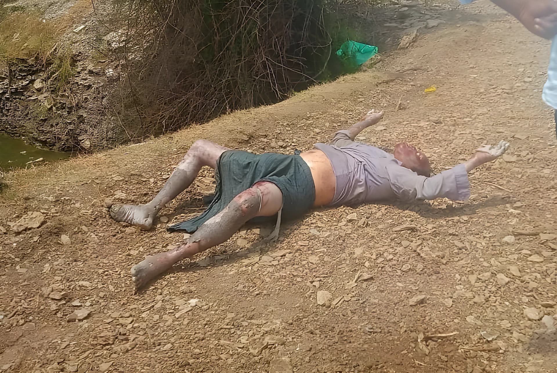 నేలబావిలో గుర్తుతెలియని మృతదేహం కలకలం