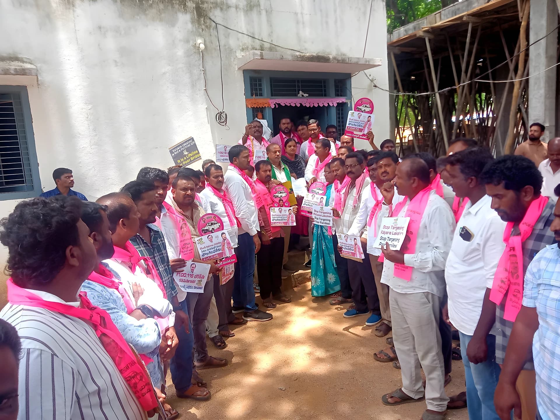 పథకాలు ఆపొద్దని BRS నాయకుల నిరసన