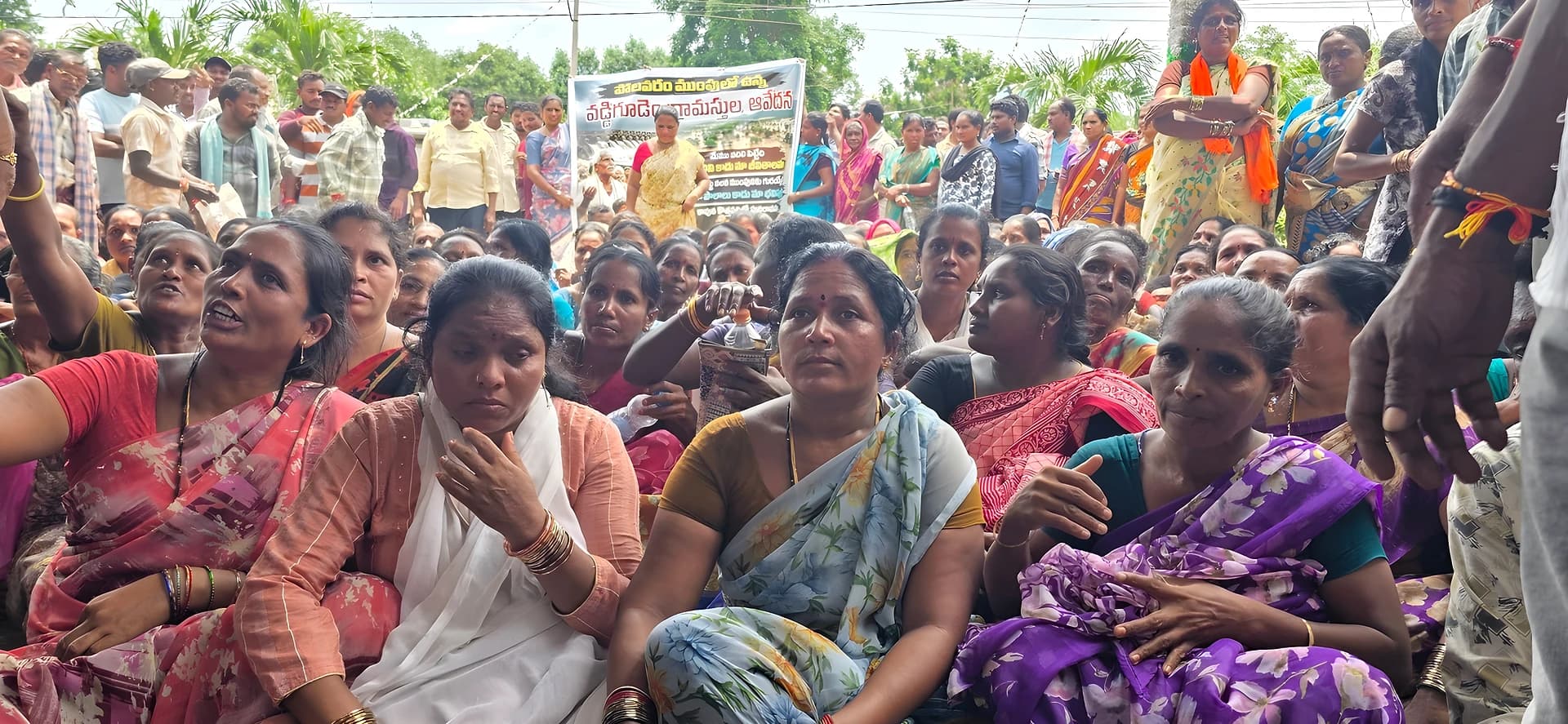ఐటీడీఏ ఎదుట గ్రామస్తుల ధర్నా