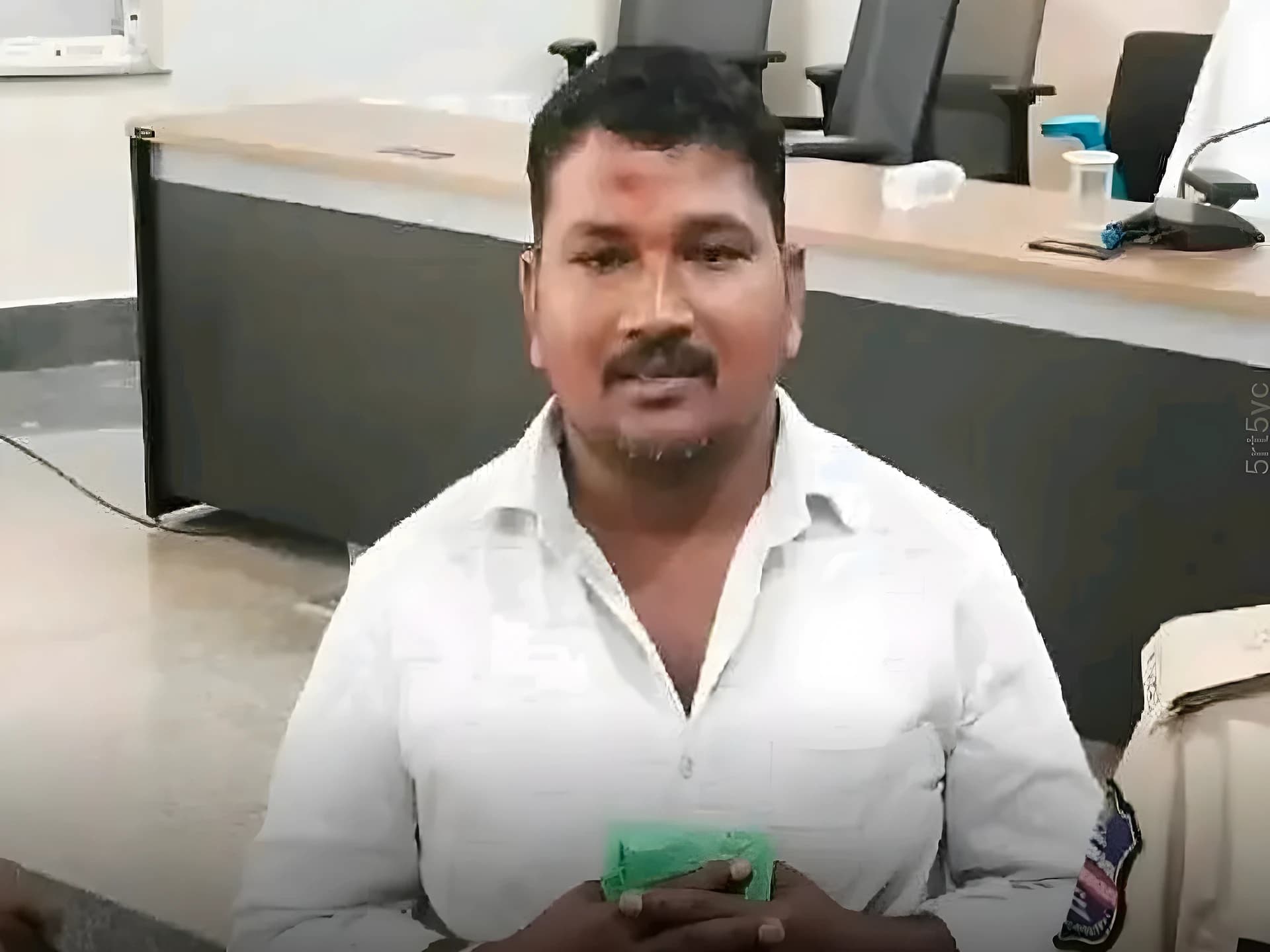 చాయ్వాలా నుంచి బార్ ఓనర్గా