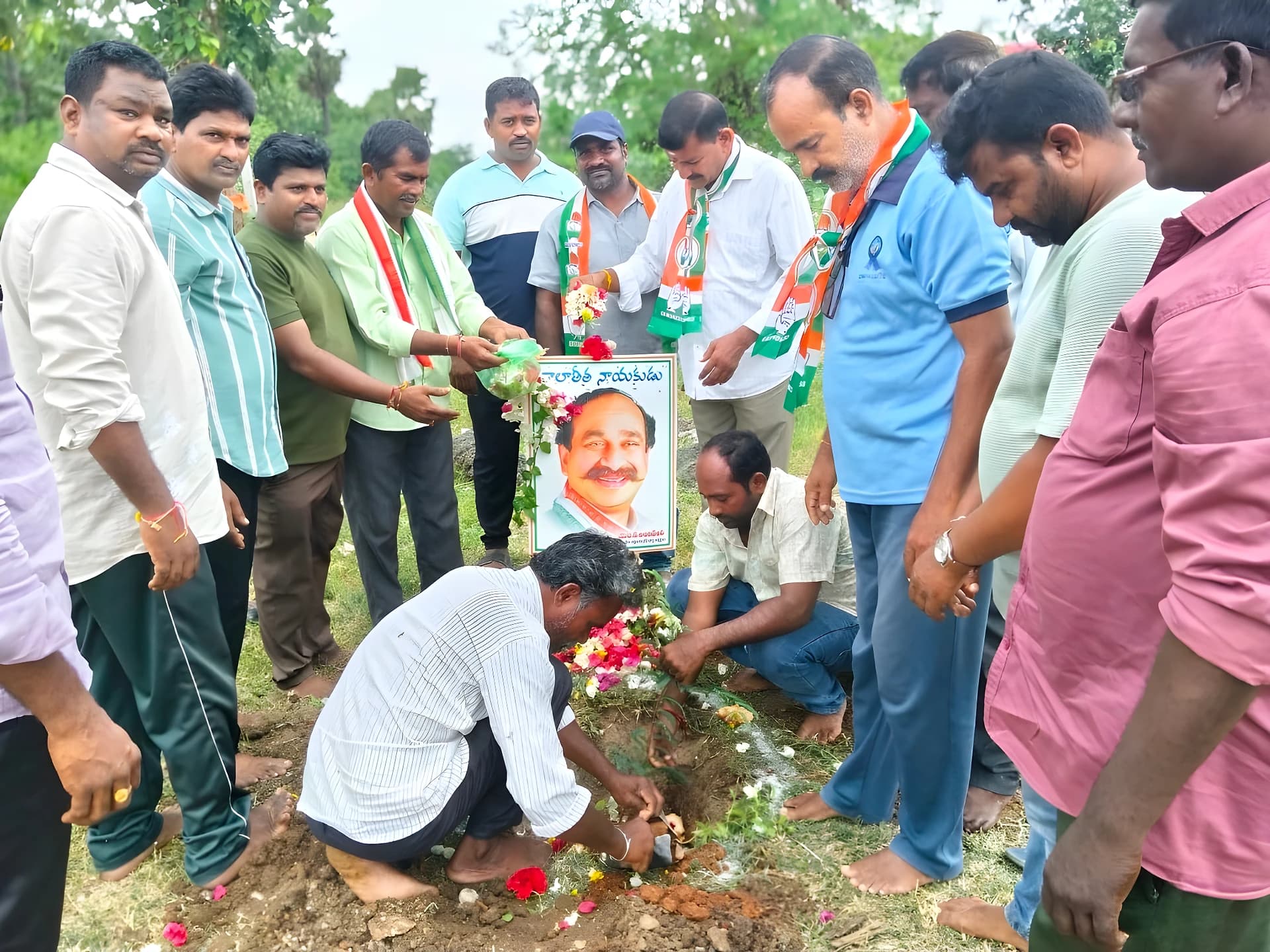మాజీ మంత్రి బర్త్డేకి మొక్కలు నాటిన నాయకులు🌳