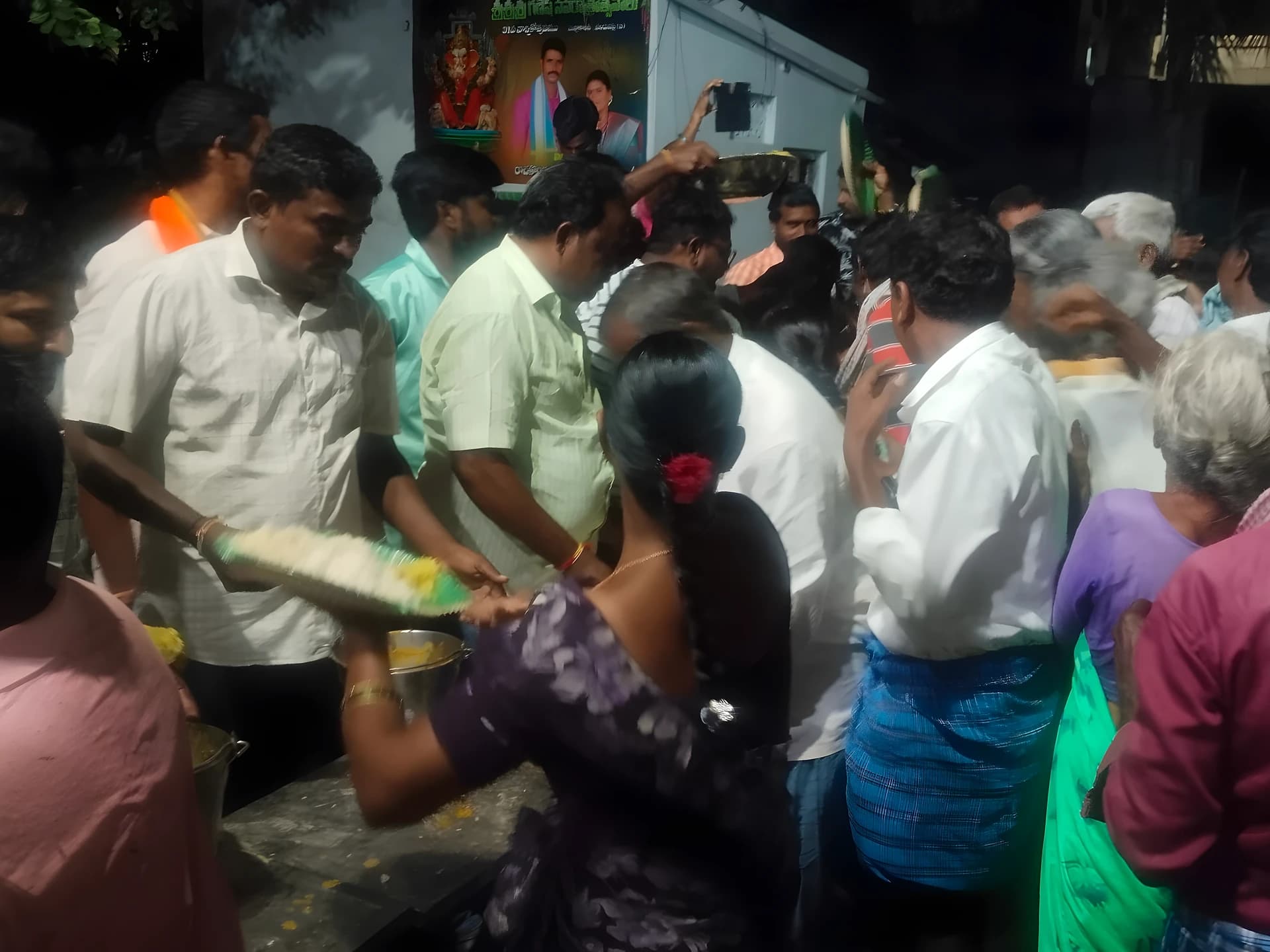 దుర్గా యూత్ ఆధ్వర్యంలో మహా అన్నదాన కార్యక్రమం