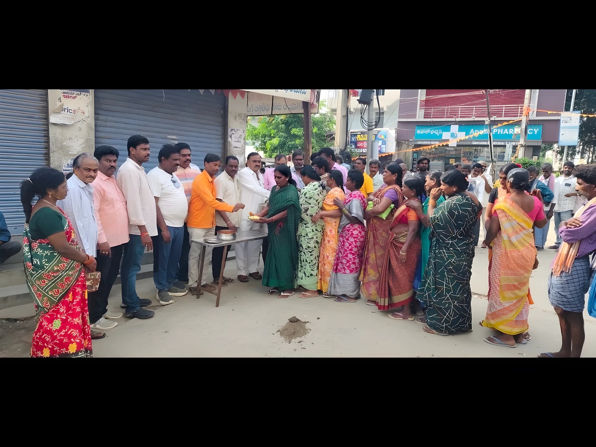పేదలకు హెల్ప్ చేస్తున్న శ్రీ వాసవి రక్షణ కమిటీ