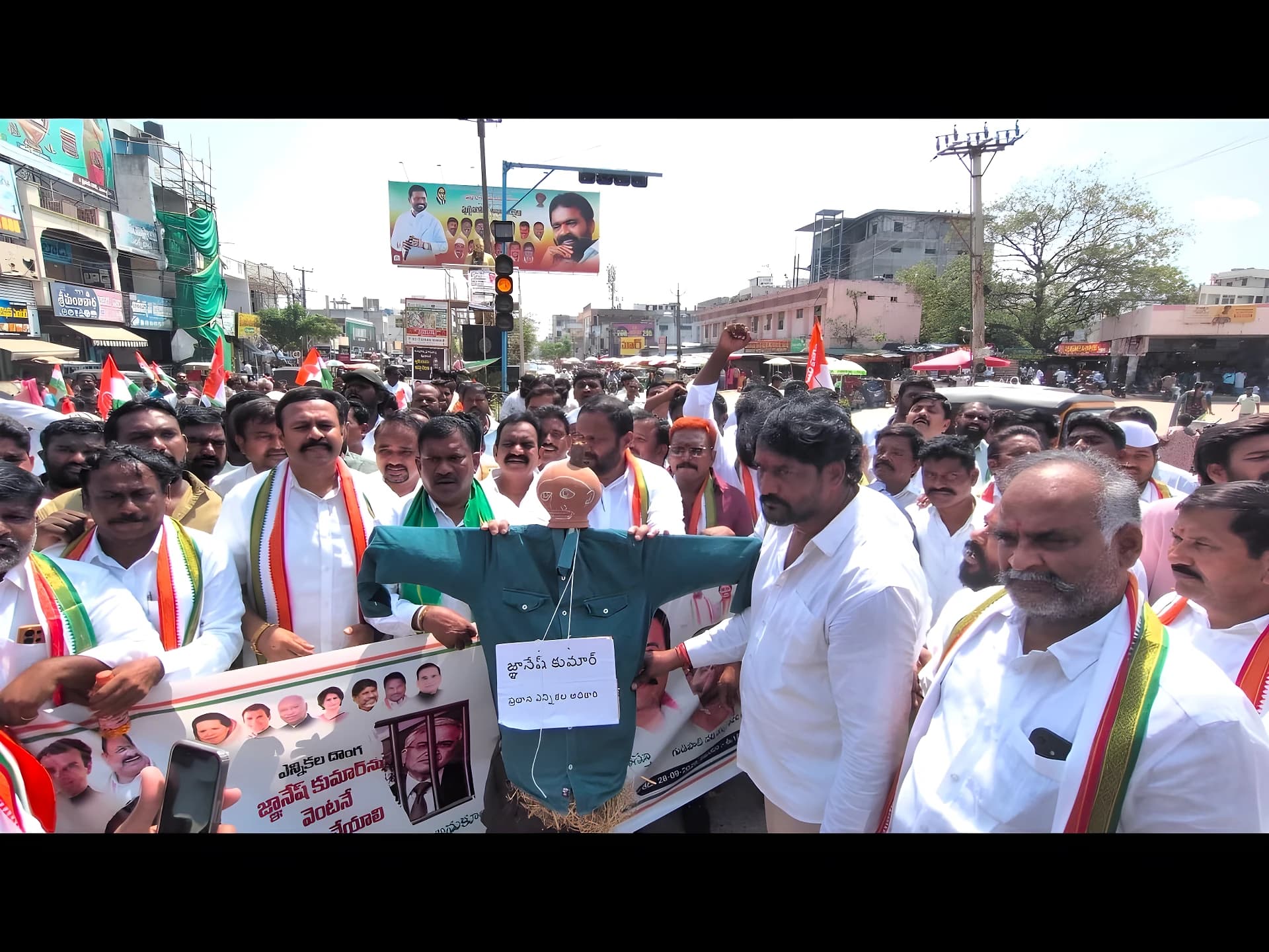 సూర్యాపేటలో కాంగ్రెస్ నిరసన: EC దిష్టిబొమ్మ దహనం