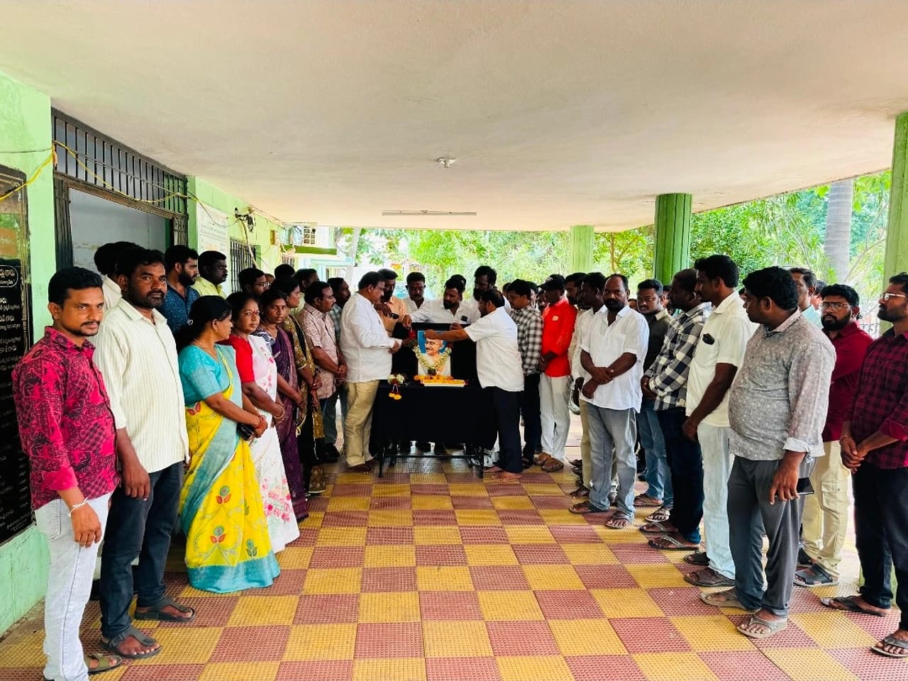 గాంధీ జయంతి.. సూర్యాపేట మార్కెట్ కార్యాలయంలో ఘన నివాళి!