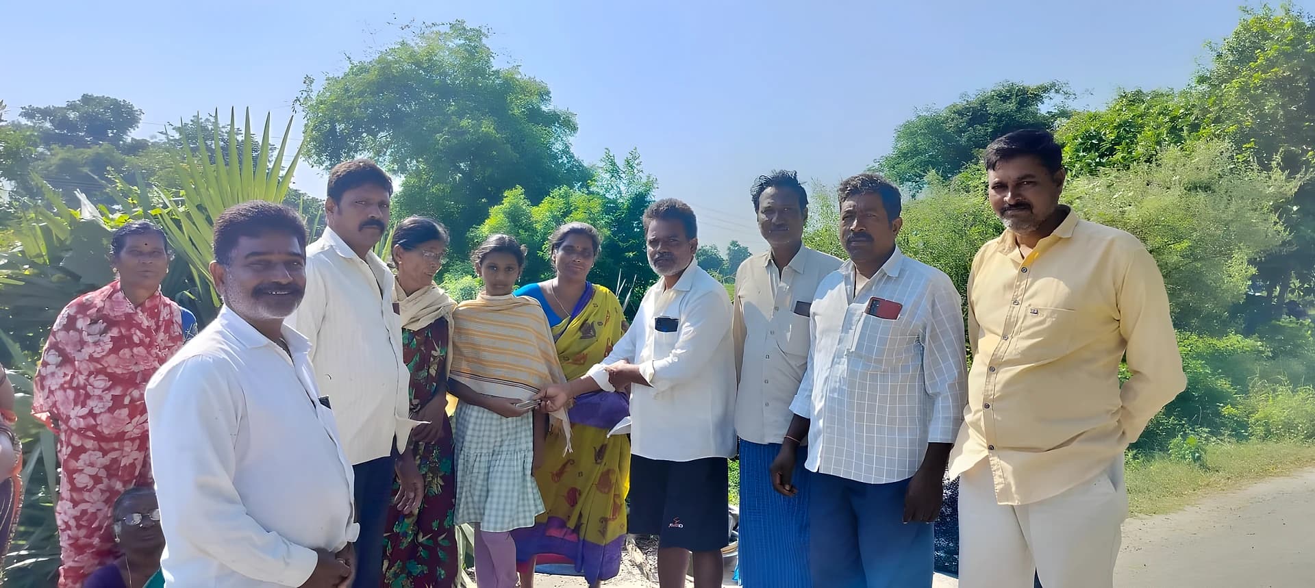 బాధిత కుటుంబానికి మేస్త్రి సంఘం చేయూత