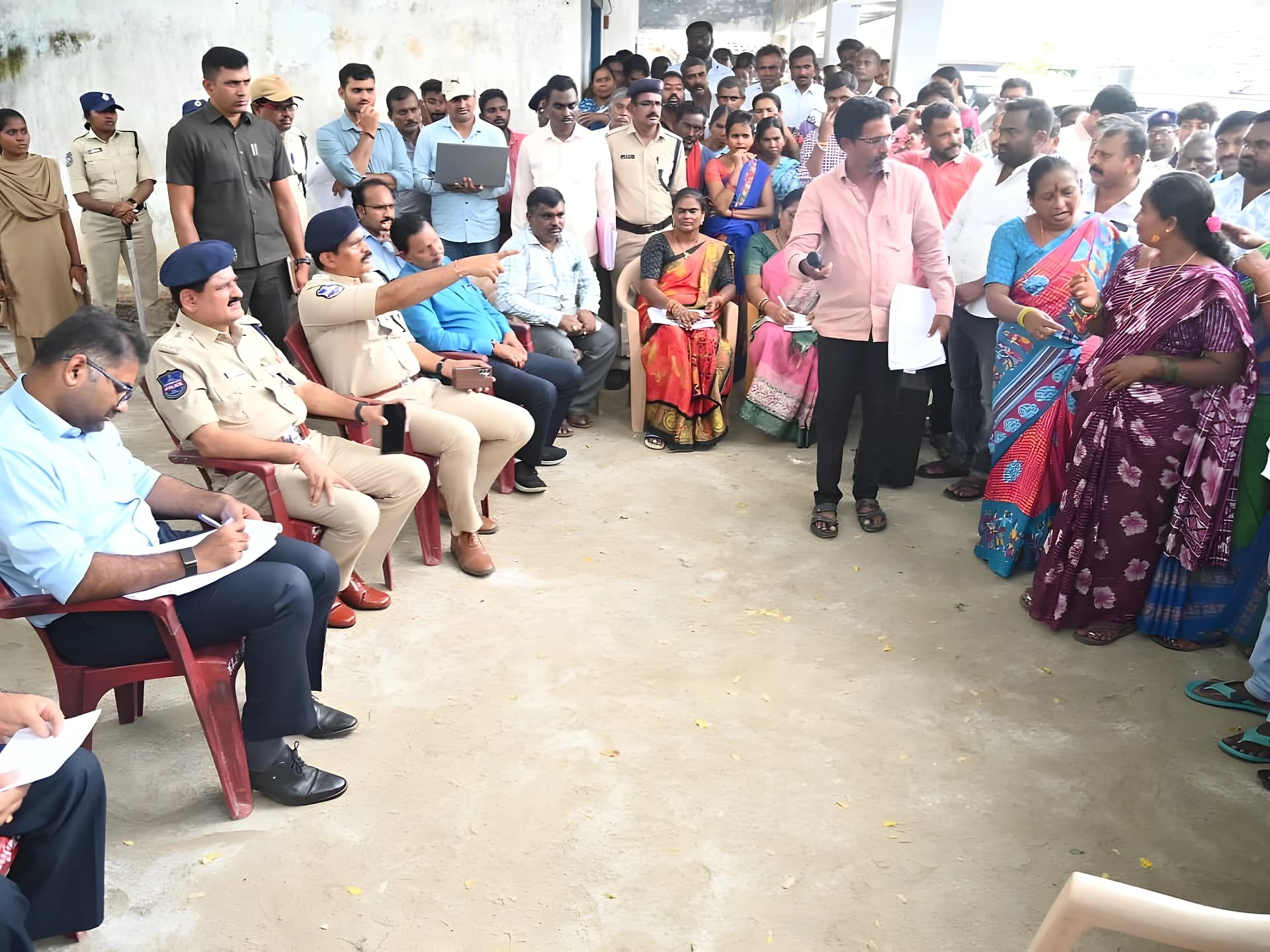 భూ నిర్వాసితులతో కలెక్టర్ సమావేశం