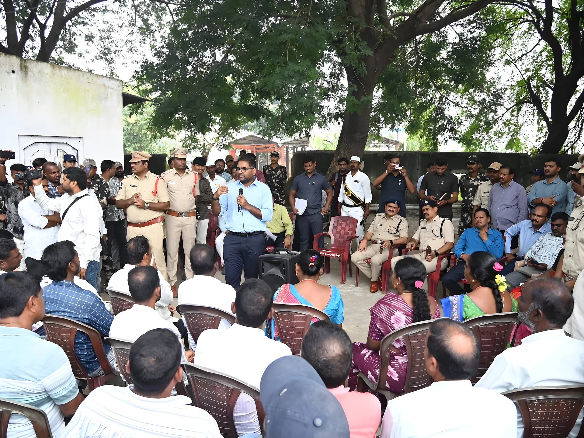 భూ నిర్వాసితులతో కలెక్టర్ సమావేశం