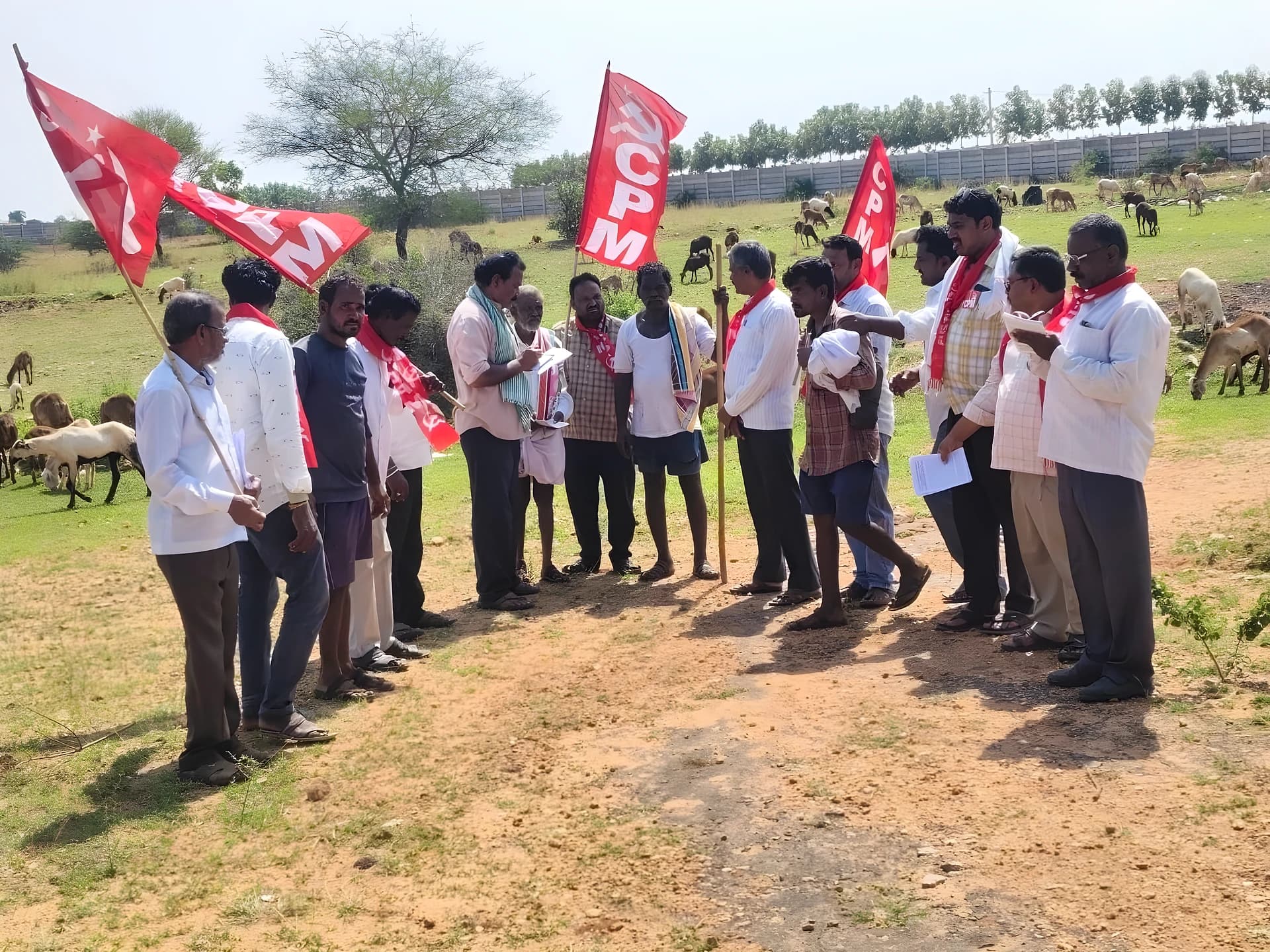 గొర్రెల కాపర్ల సమస్యలను తెలుసుకున్న సీపీఎం నేతలు
