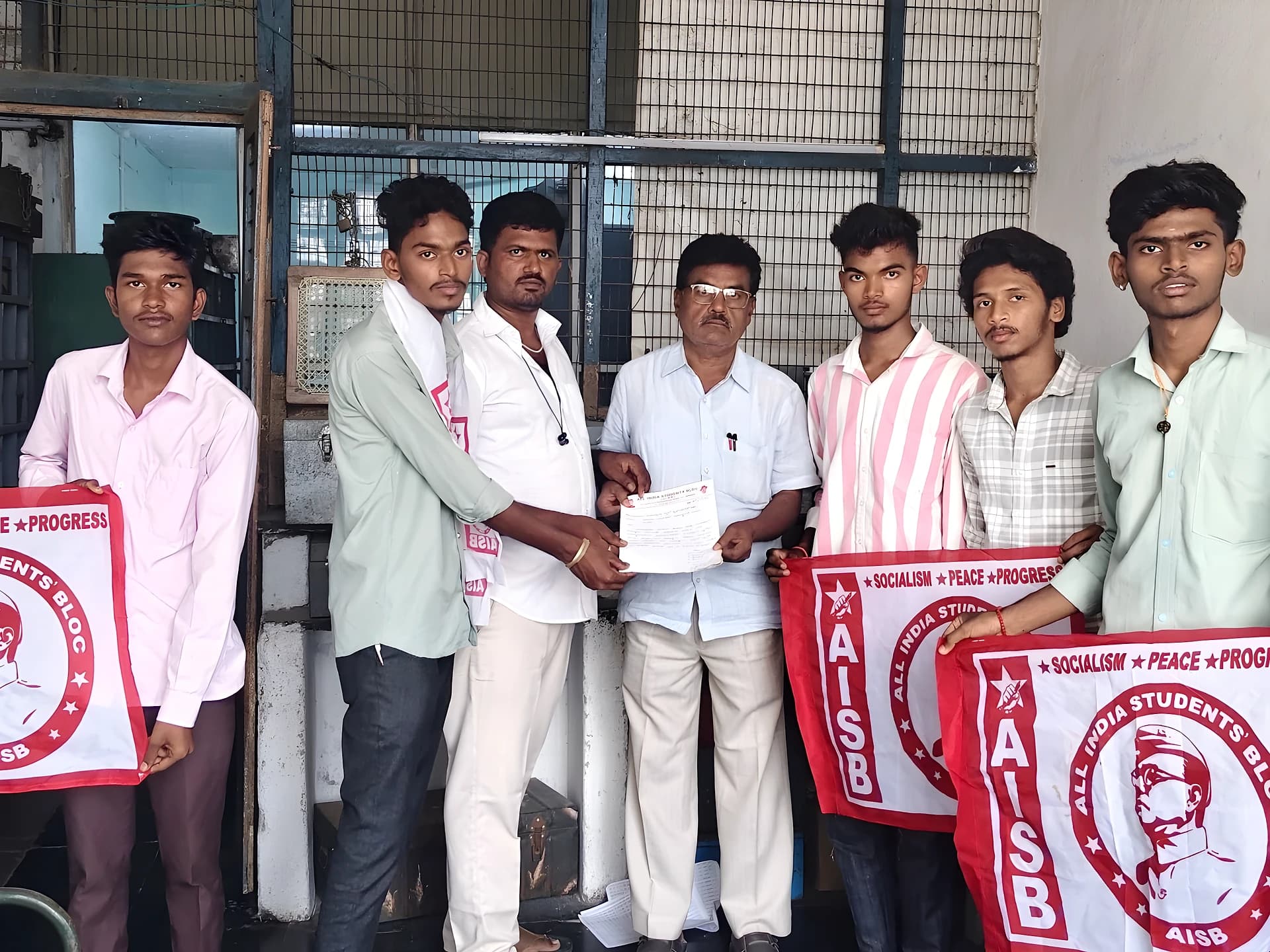 కాలేజ్ టైమ్కు RTC బస్సులు నడపాలి: AISB