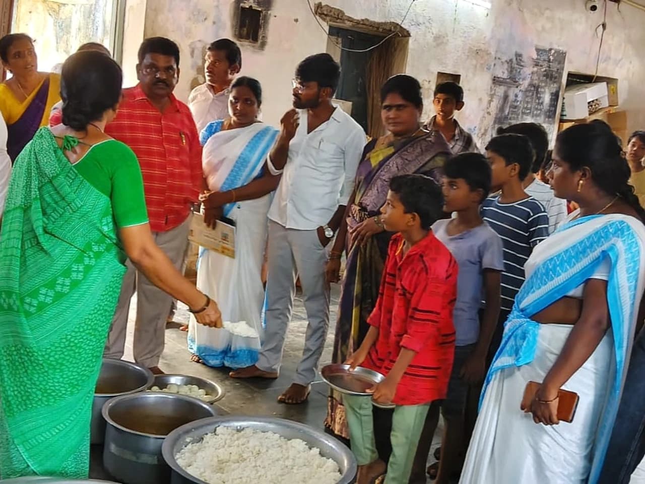 సంక్షేమ హాస్టల్పై ఆకస్మిక తనిఖీ.. ఎంపీడీవో సీరియస్!