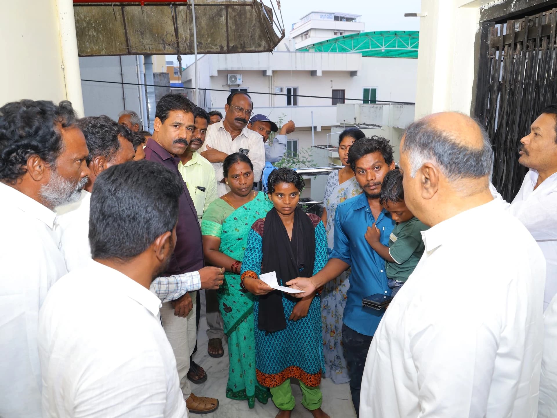 ఆటో ప్రమాద బాధితులకు మాజీ MLA భరోసా