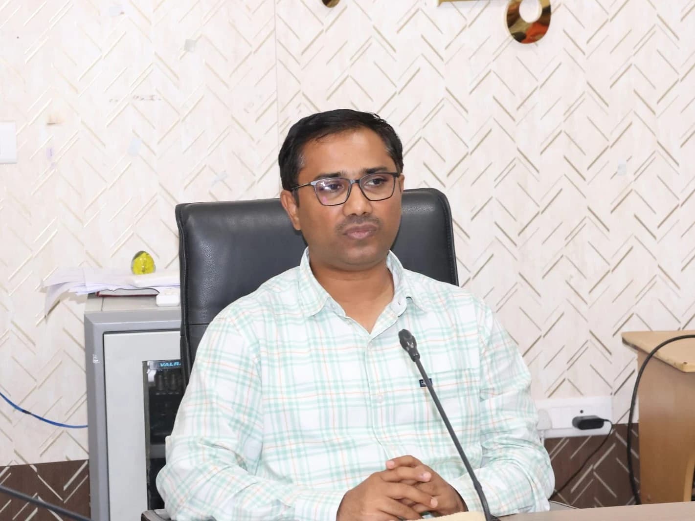 ప్రత్యామ్నాయ పంటలను ఎంచుకోవాలి: కలెక్టర్
