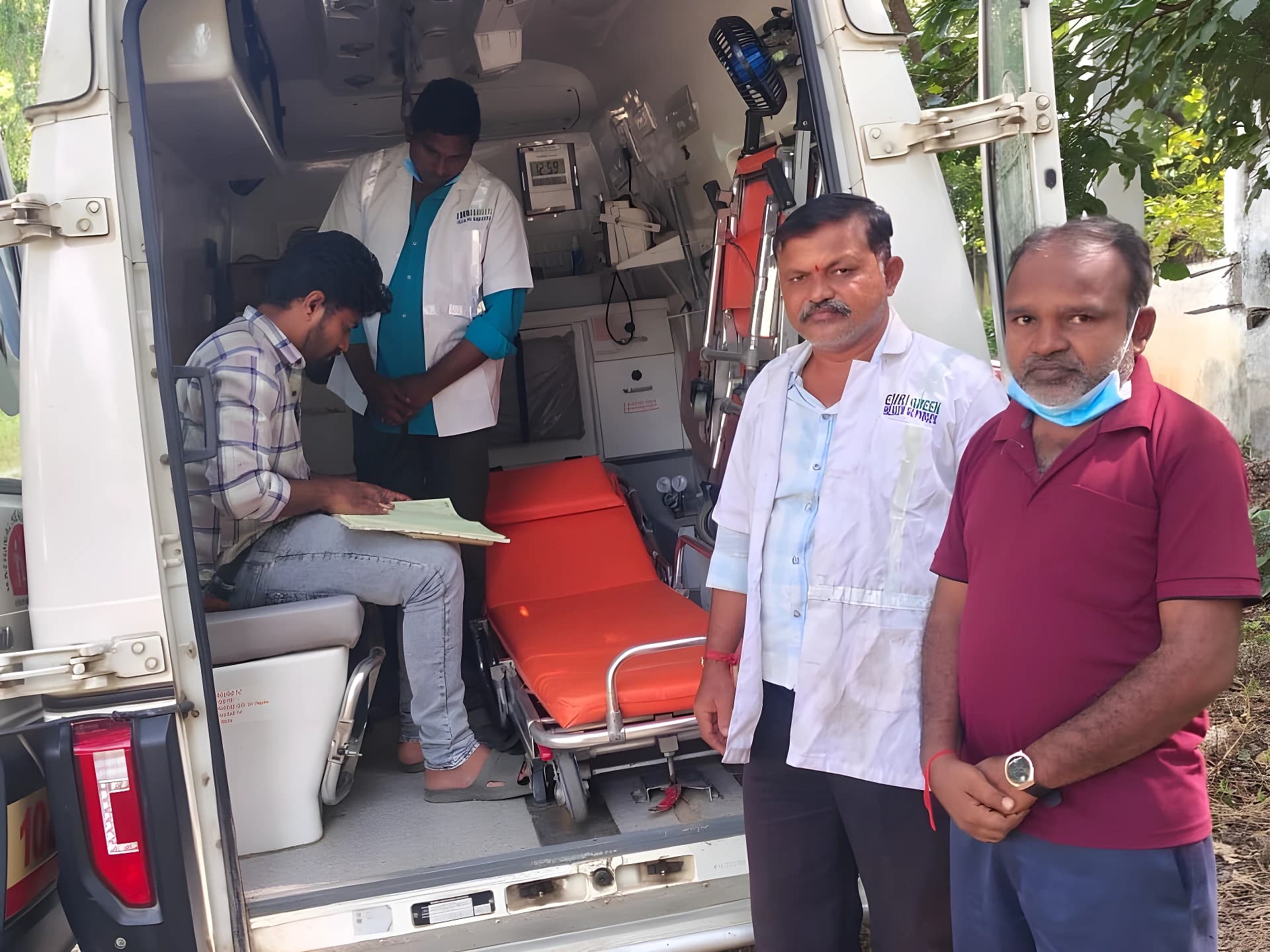 అంబులెన్స్ను తనిఖీ చేసిన జిల్లా అధికారి