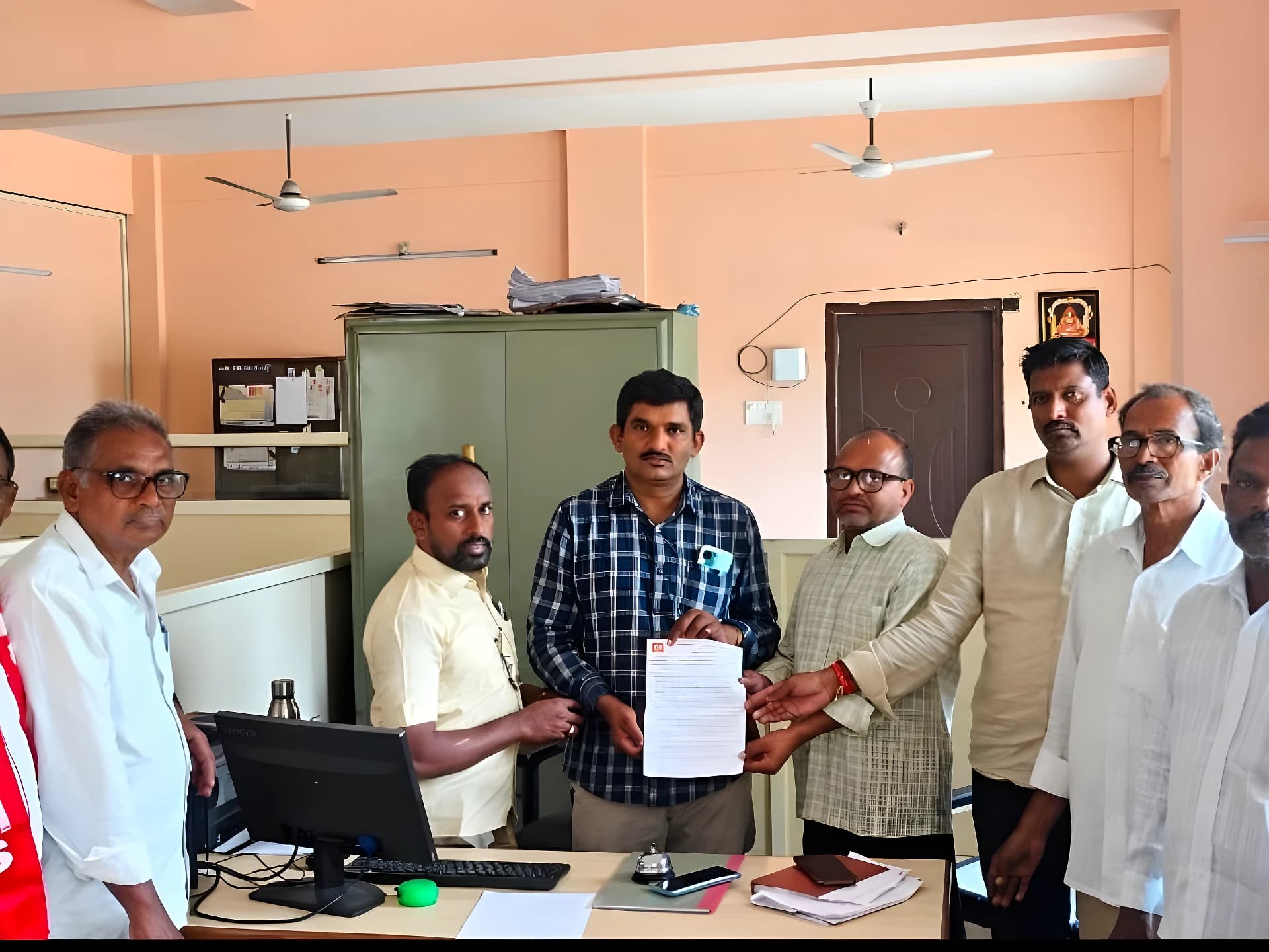 ఉపాధి హామీ కూలీ పెంచాలని MPOకి వినతిపత్రం