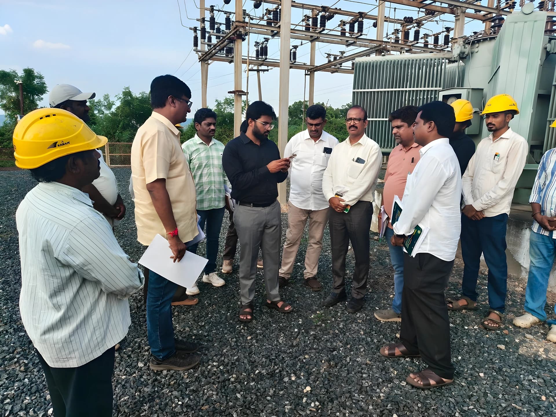 సబ్స్టేషన్లో సీఎండీ సర్వే.. విద్యుత్ కోతలు వద్దు!