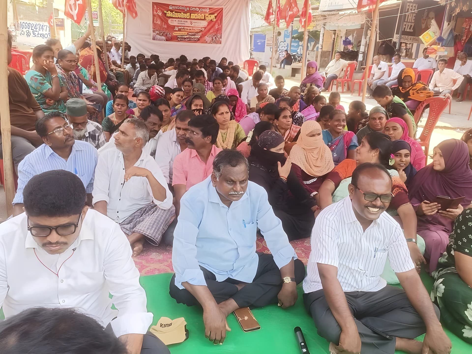 మౌలిక వసతులు కల్పించాలని ధర్నా