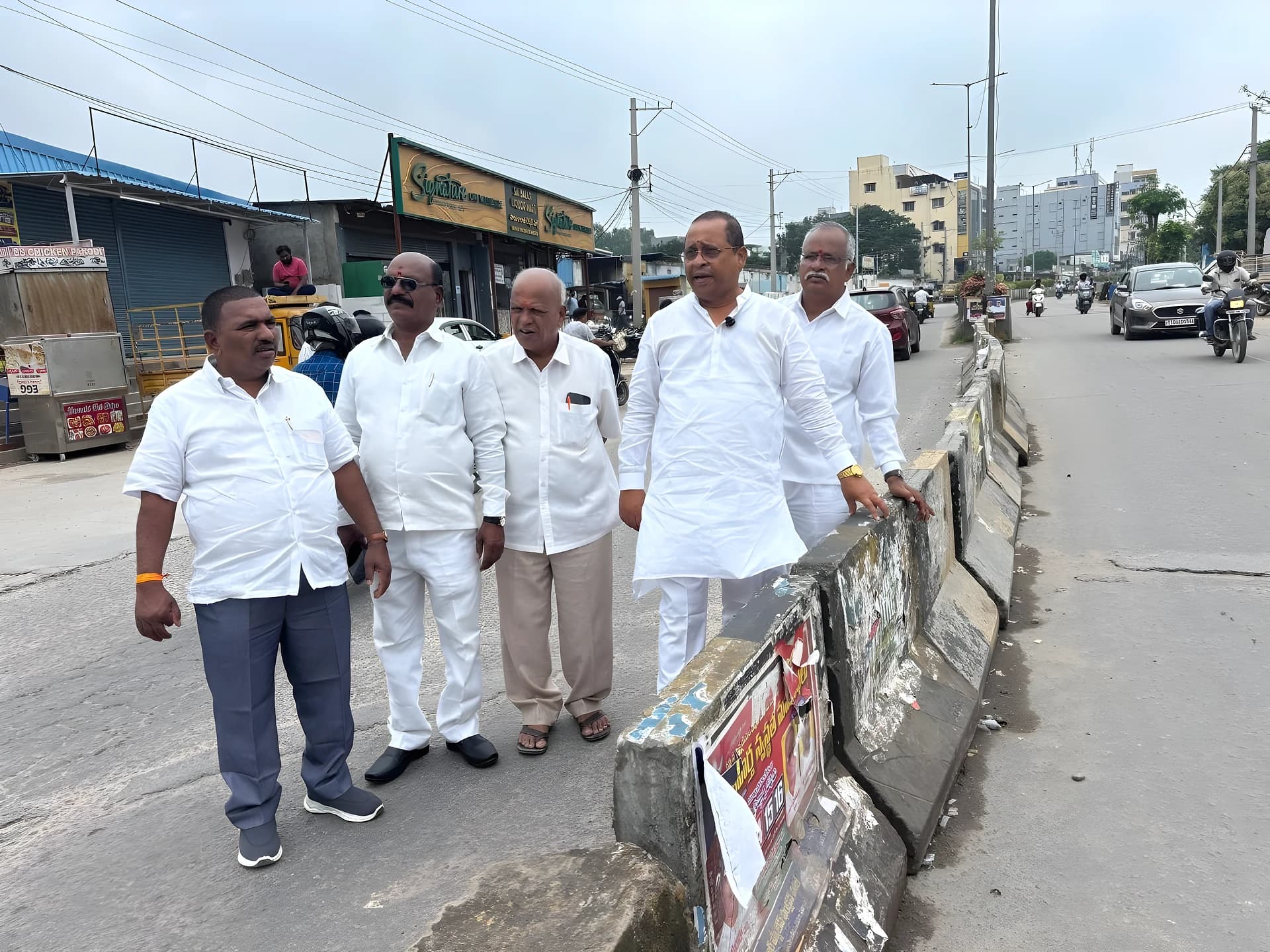 ట్రాఫిక్ జామ్పై స్థానికుల ఫిర్యాదు