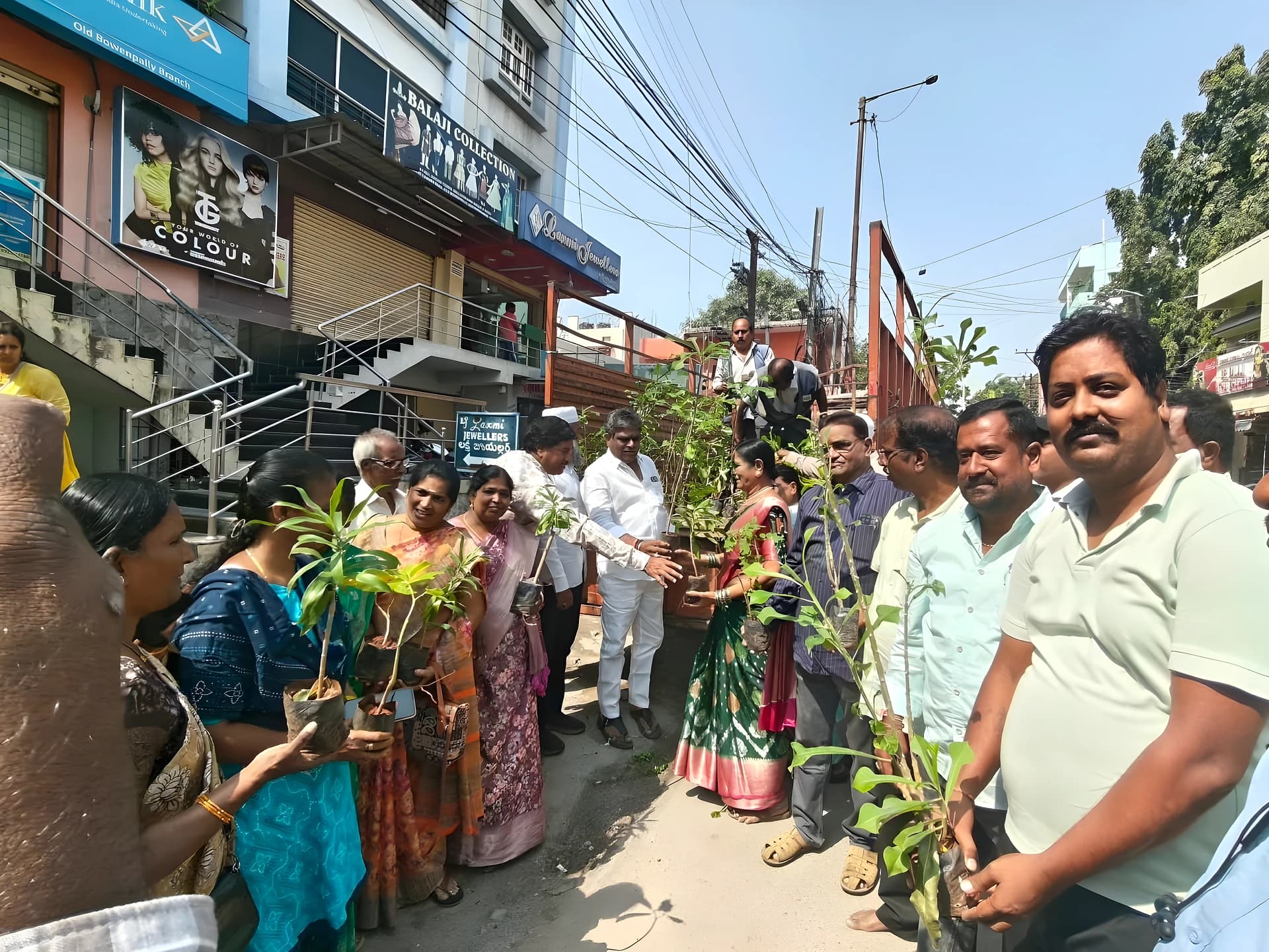 'మొక్కలు నాటండి.. పర్యావరణాన్ని కాపాడండి'