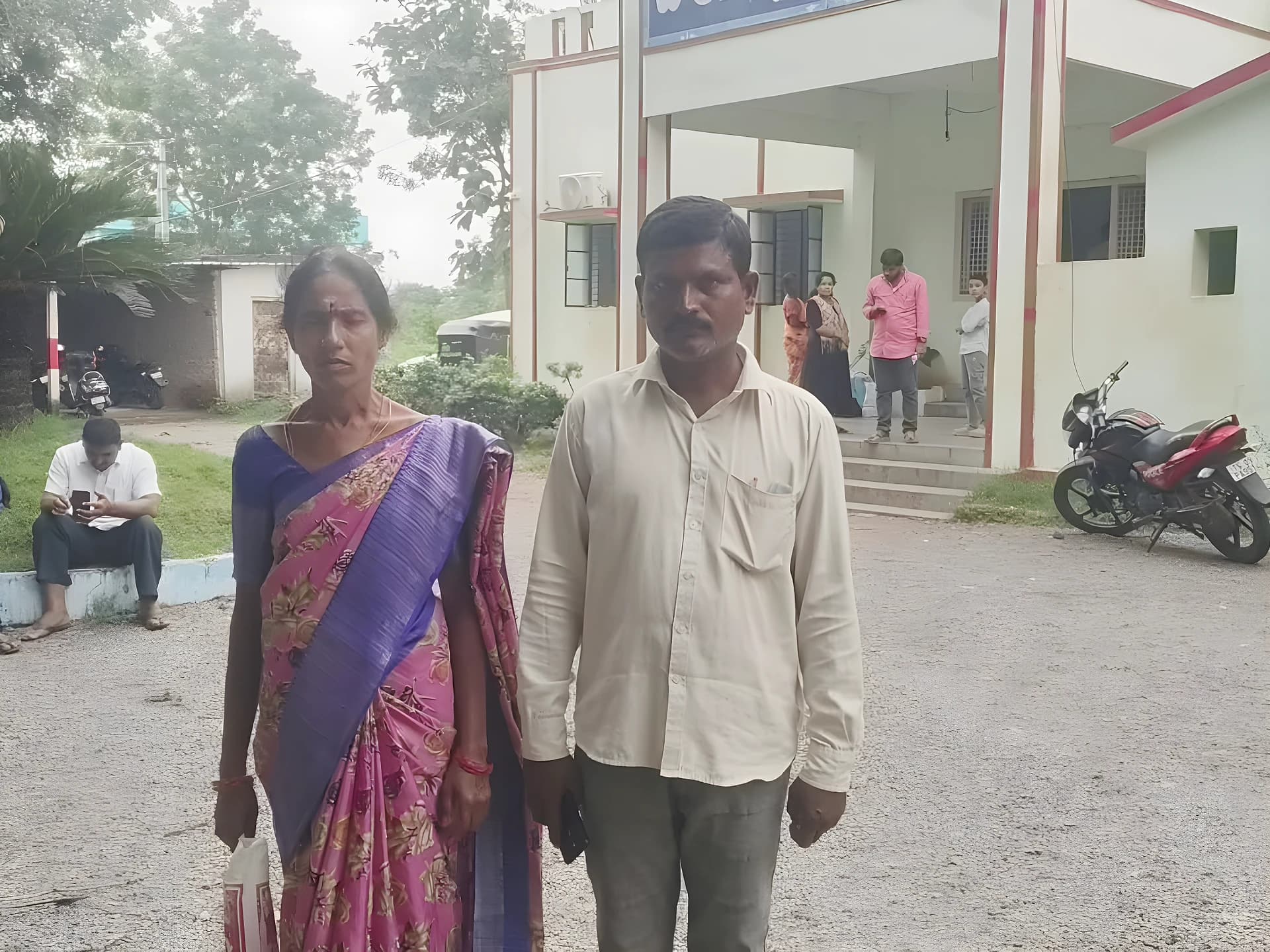 రక్షణ కల్పించాలని పోలీసులను ఆశ్రయించిన సర్పంచ్