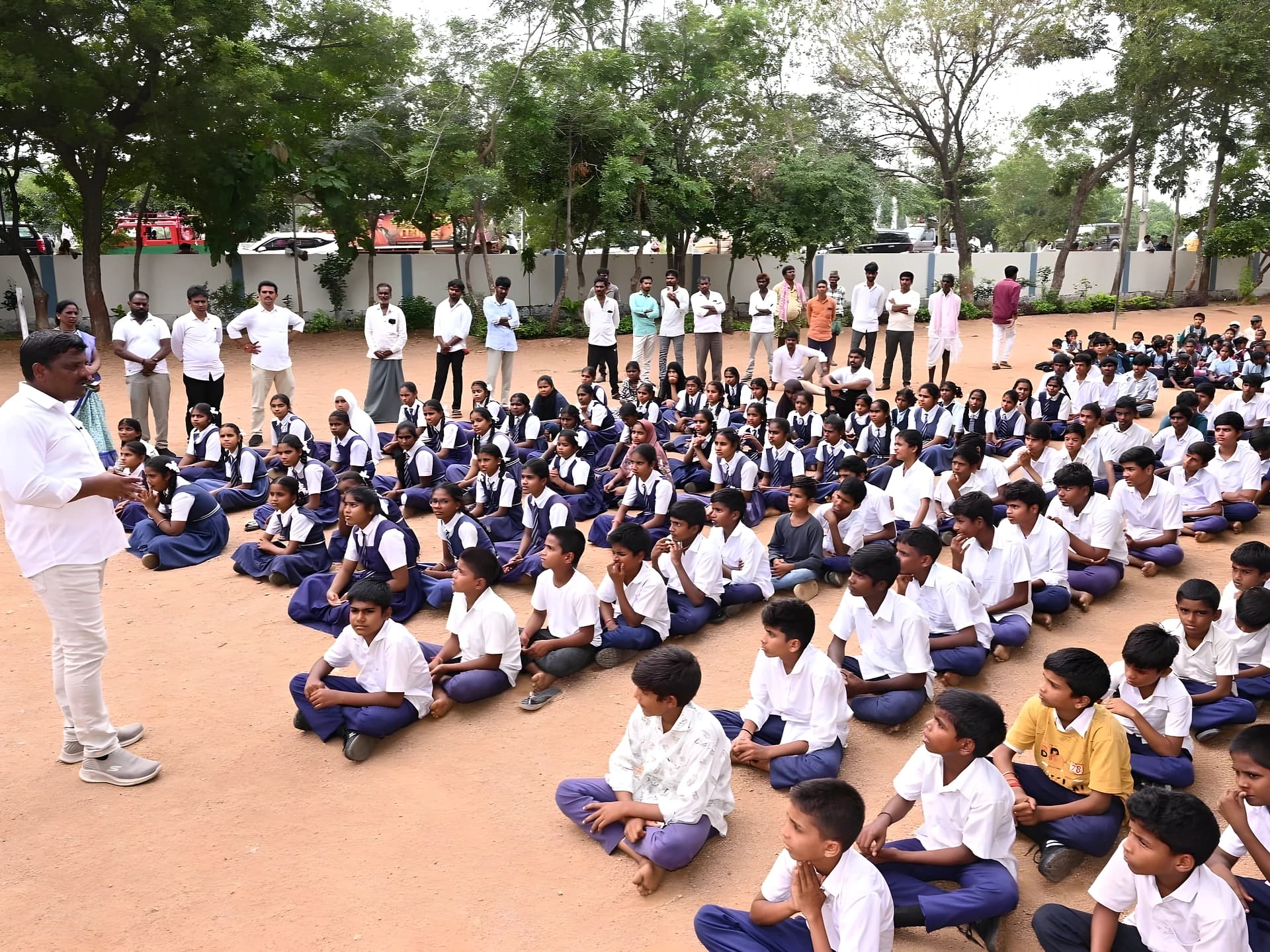 స్కూలు స్డూడెంట్స్తో మల్లన్న ముచ్చట