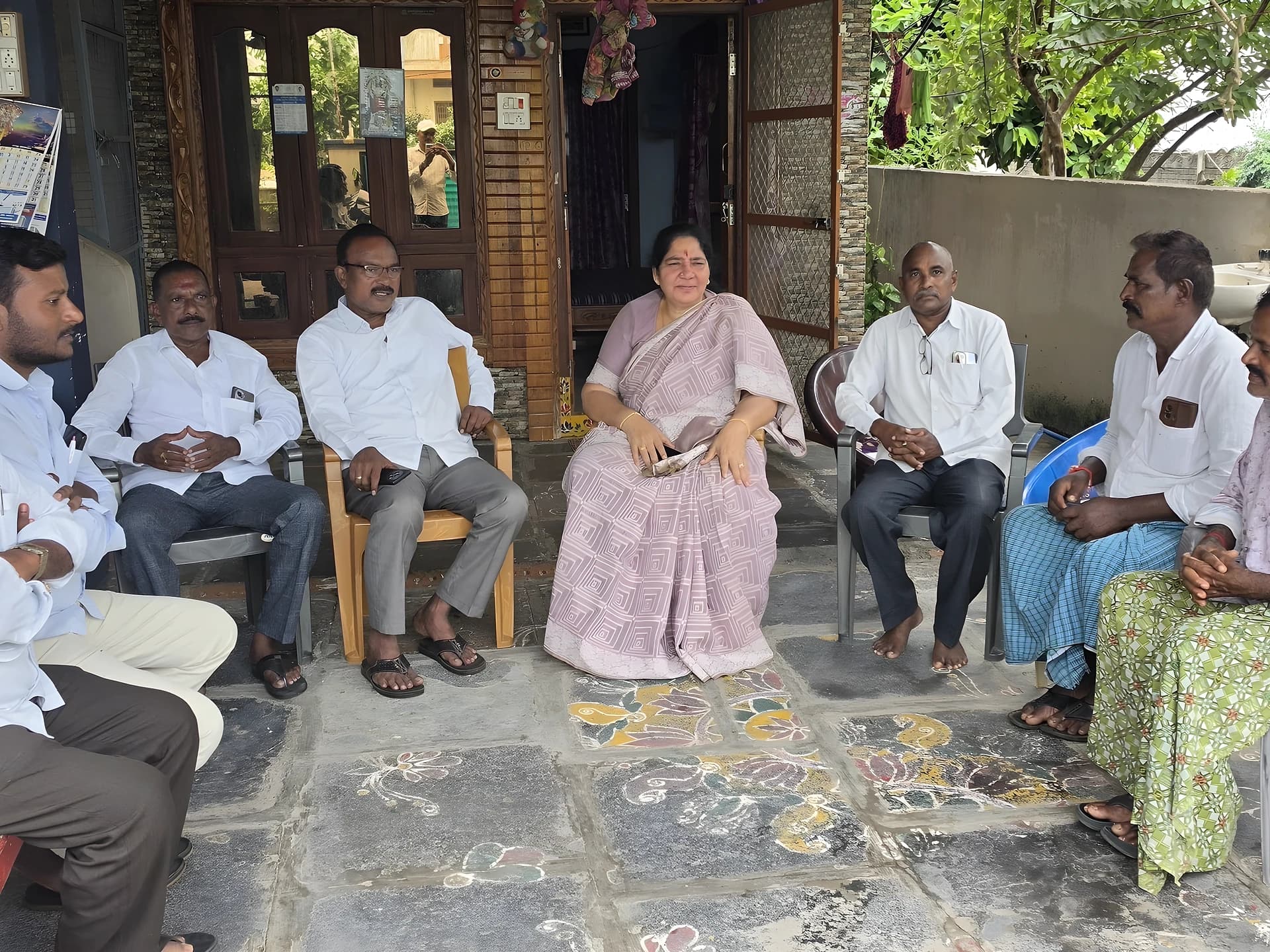 సీనియర్ జర్నలిస్ట్ కుటుంబానికి సత్యవతి రాథోడ్ పరామర్శ!