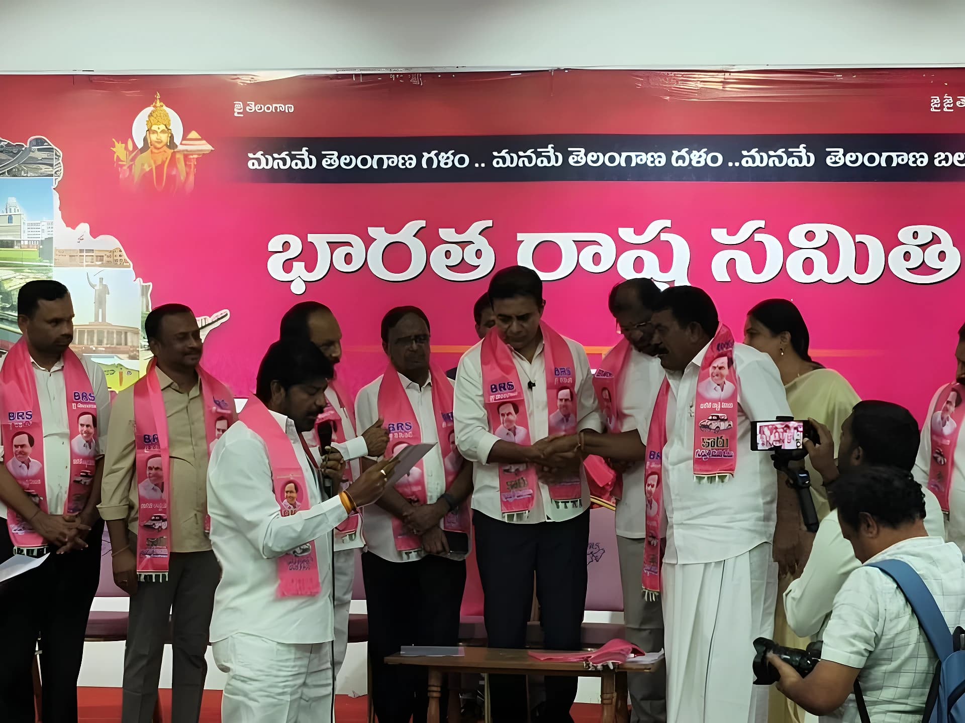 కాంగ్రెస్కు రాజీనామా చేసి BRSలోకి