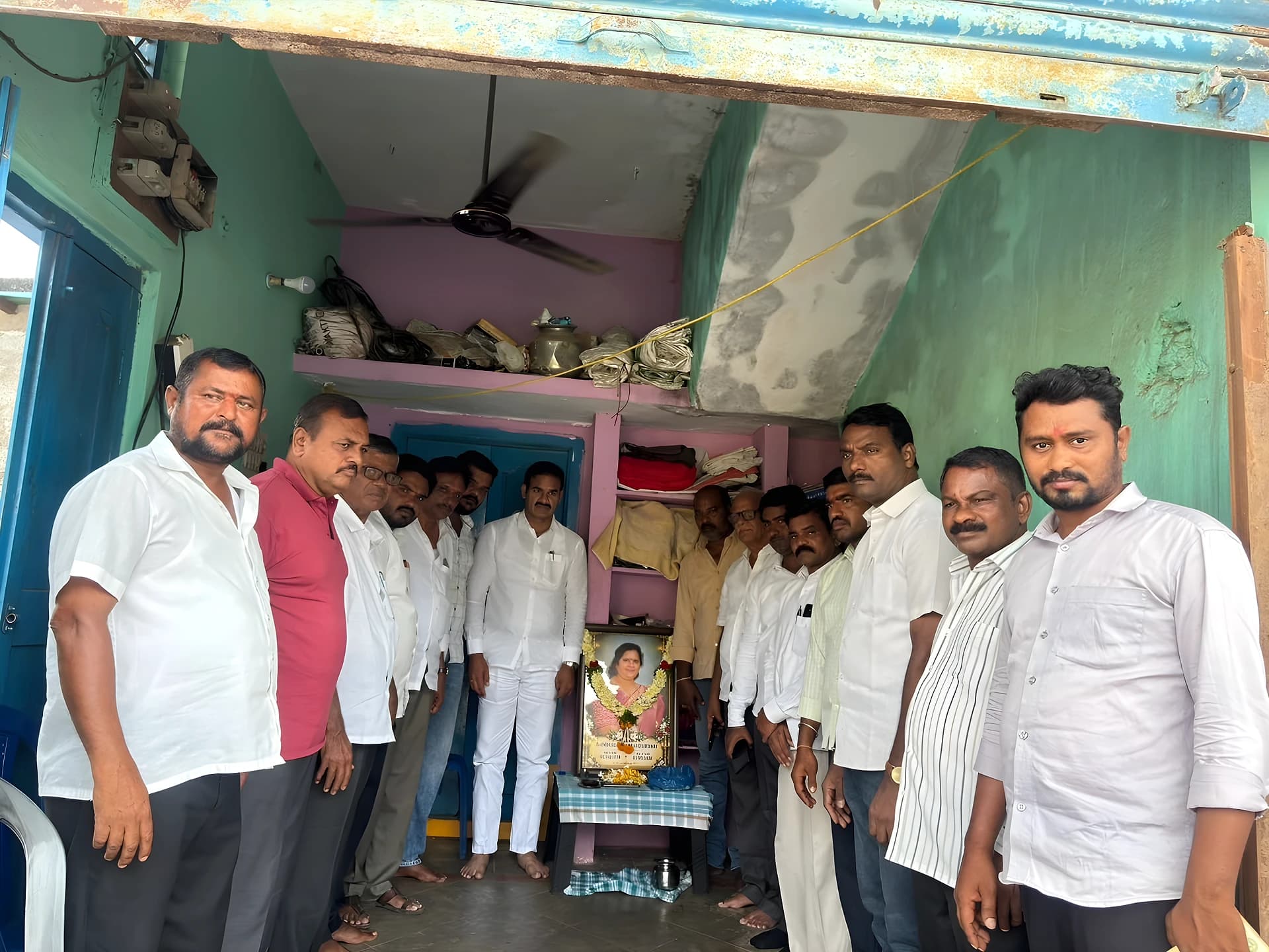 అంగన్వాడీ టీచర్ మృతి..MLA భరోసా