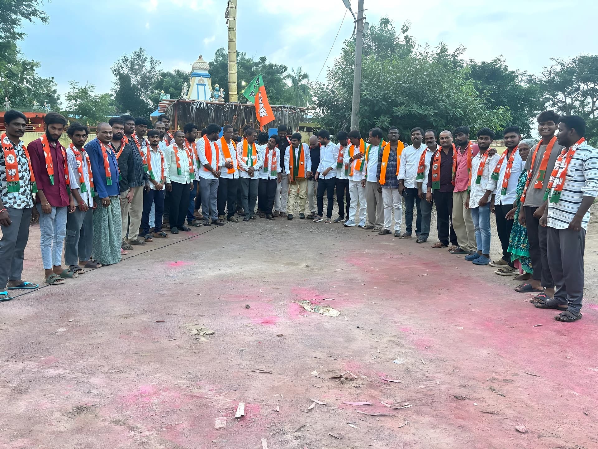 బీజేపీలో భారీగా చేరికలు