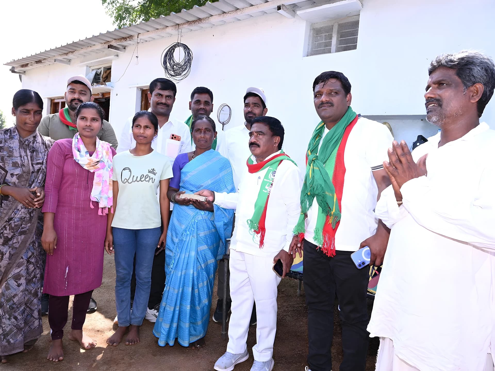పేద విద్యార్థినికి తీన్మార్ మల్లన్న సాయం