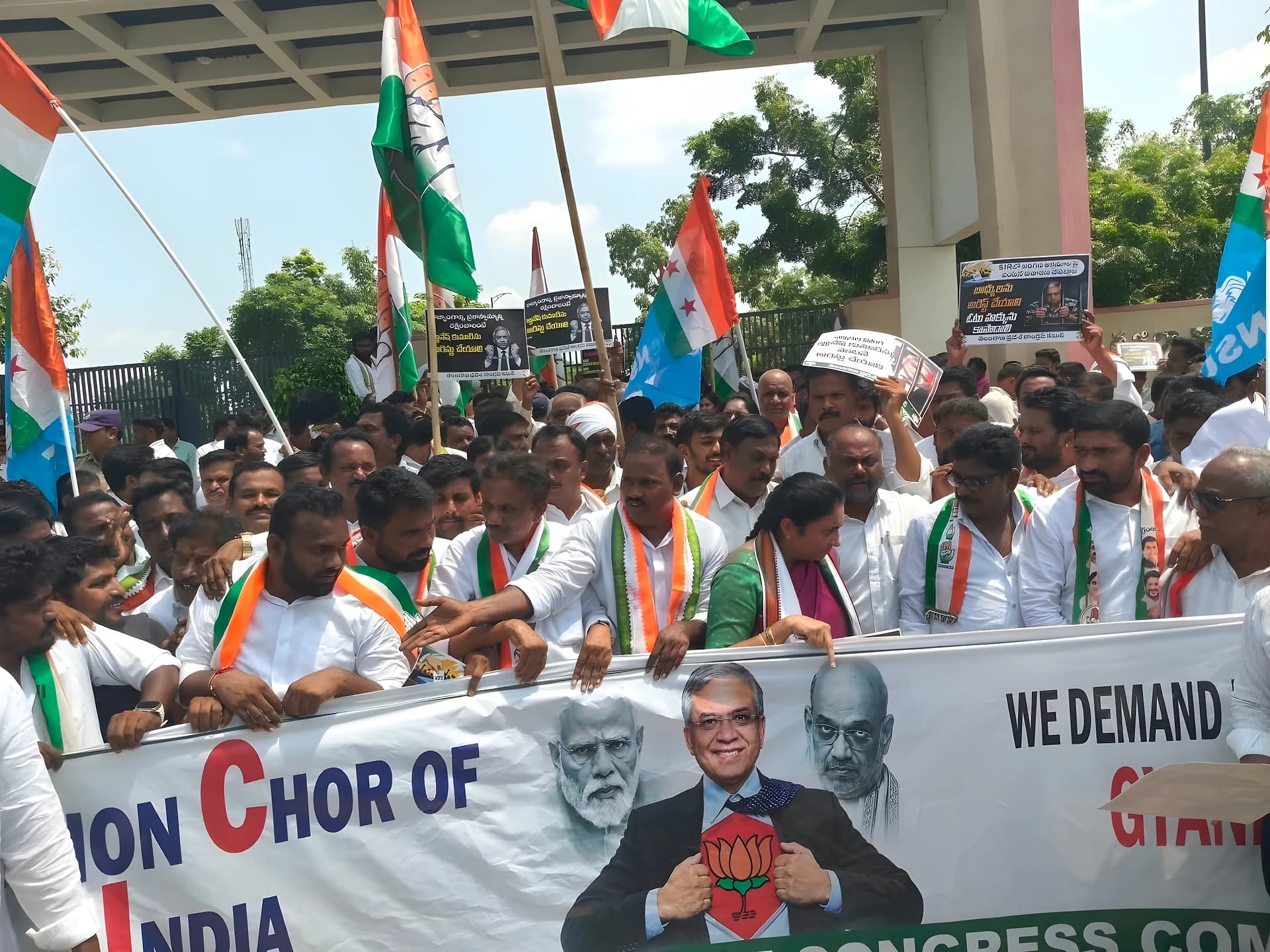 సీఈసీ రాజీనామా కోరుతూ కాంగ్రెస్ నిరసన