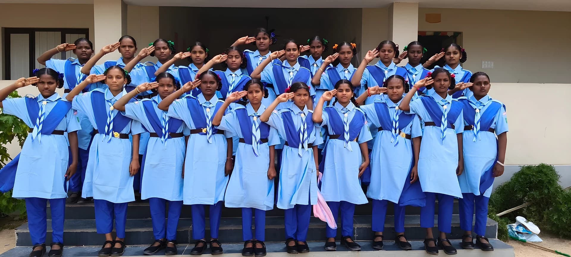 ఏకరూప దుస్తుల్లో స్కౌట్స్ అండ్ గైడ్స్ కార్యక్రమం