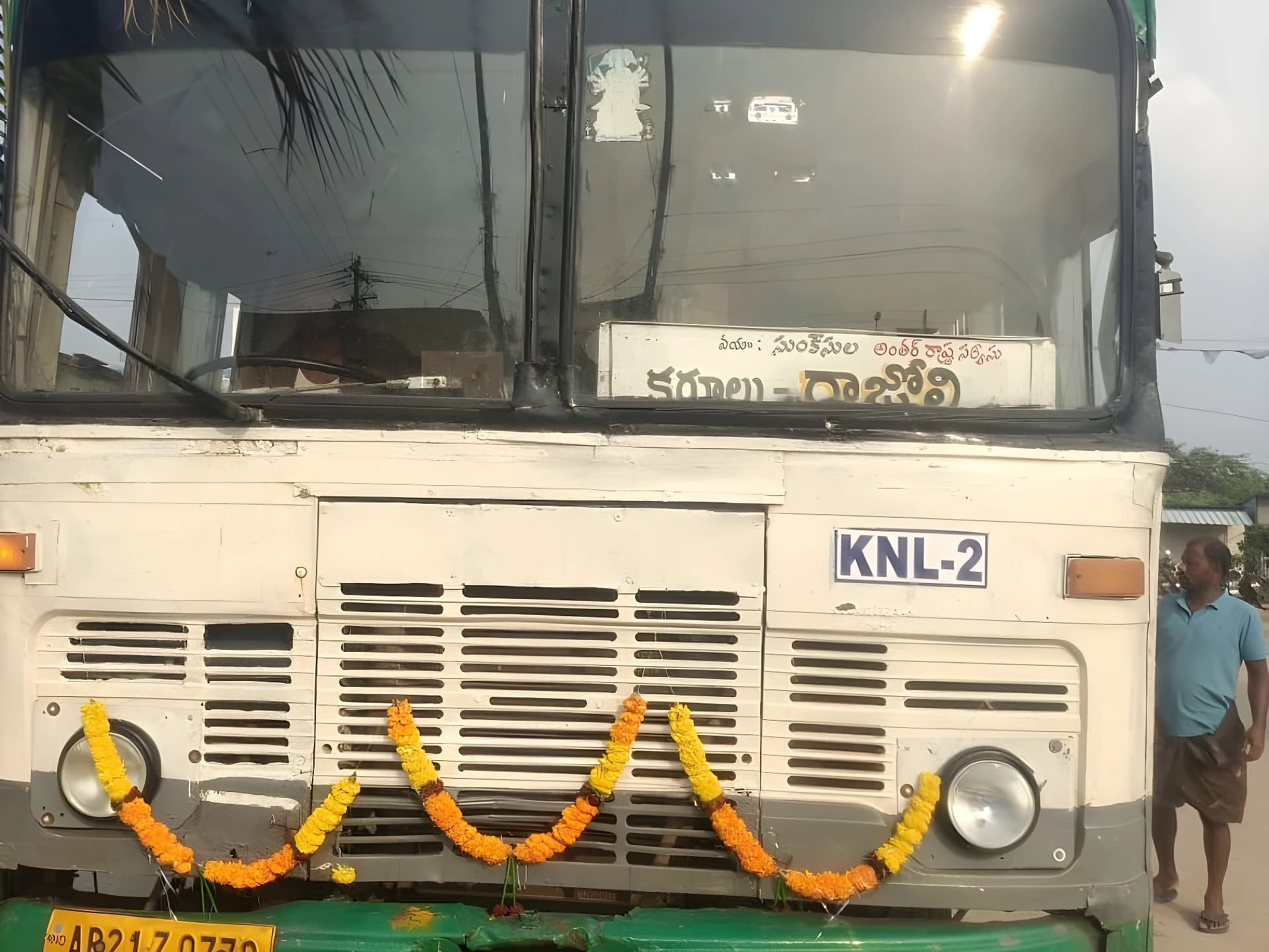 రాజోలి–కర్నూలు రూట్లో APSRTC బస్సు