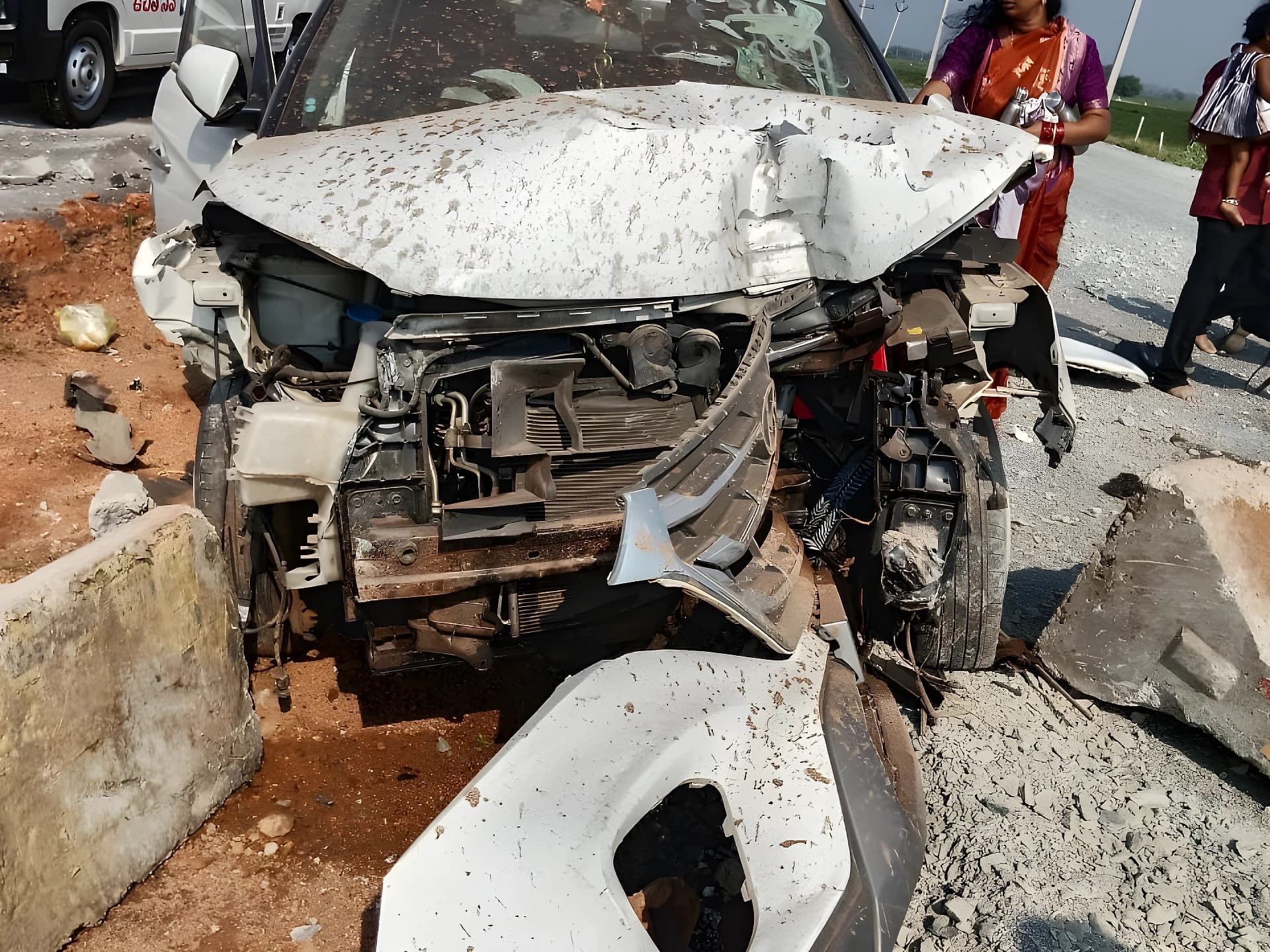 టైరు పేలడంతో అదుపుతప్పిన కారు