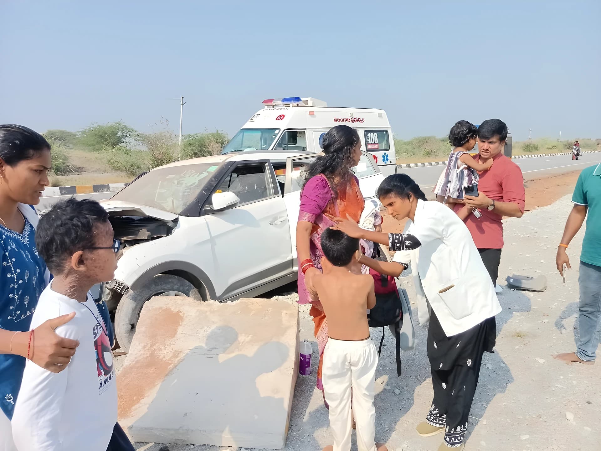 టైరు పేలడంతో అదుపుతప్పిన కారు