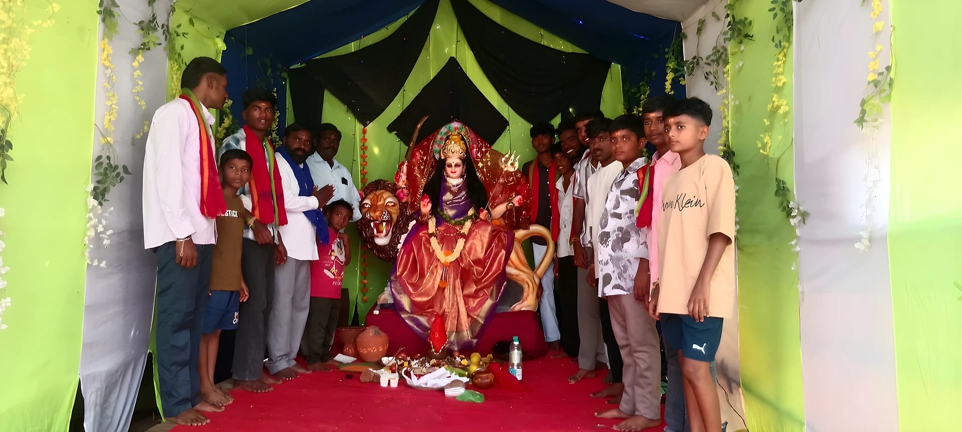 దుర్గామాత అమ్మవారిని దర్శించుకున్న BSP నేత