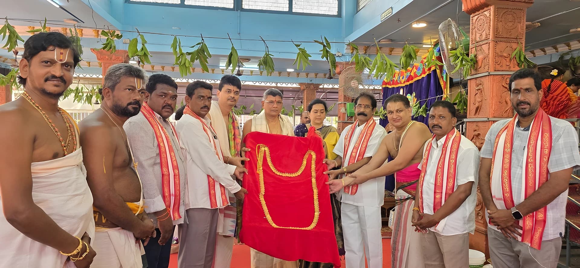 వాడపల్లి వెంకన్నకు బంగారు హారం బహూకరణ