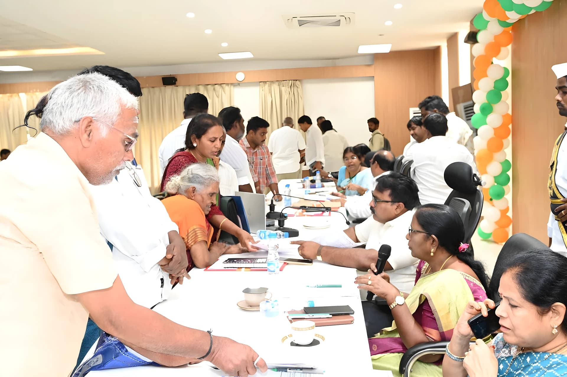 ప్రజావేదికకు పోటెత్తిన జనం.. 214 ఫిర్యాదులు