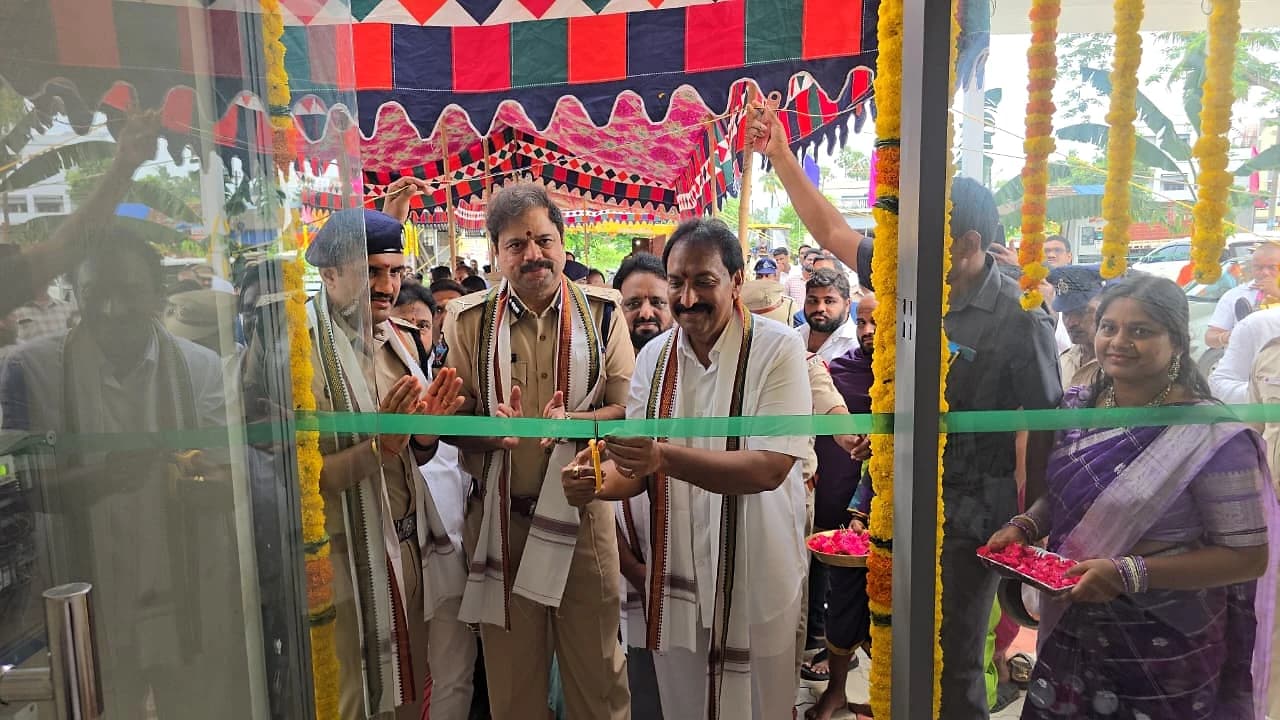 ఆలమూరులో తొలి పోలీస్ పెట్రోల్ బంక్ ప్రారంభం
