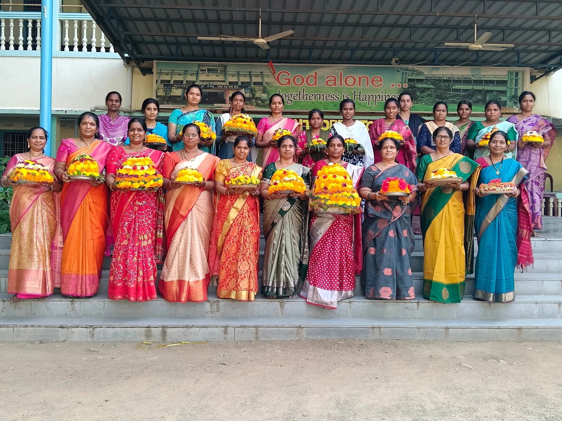 మాంట్ ఫోర్ట్ స్కూల్లో బతుకమ్మ సంబరాలు!
