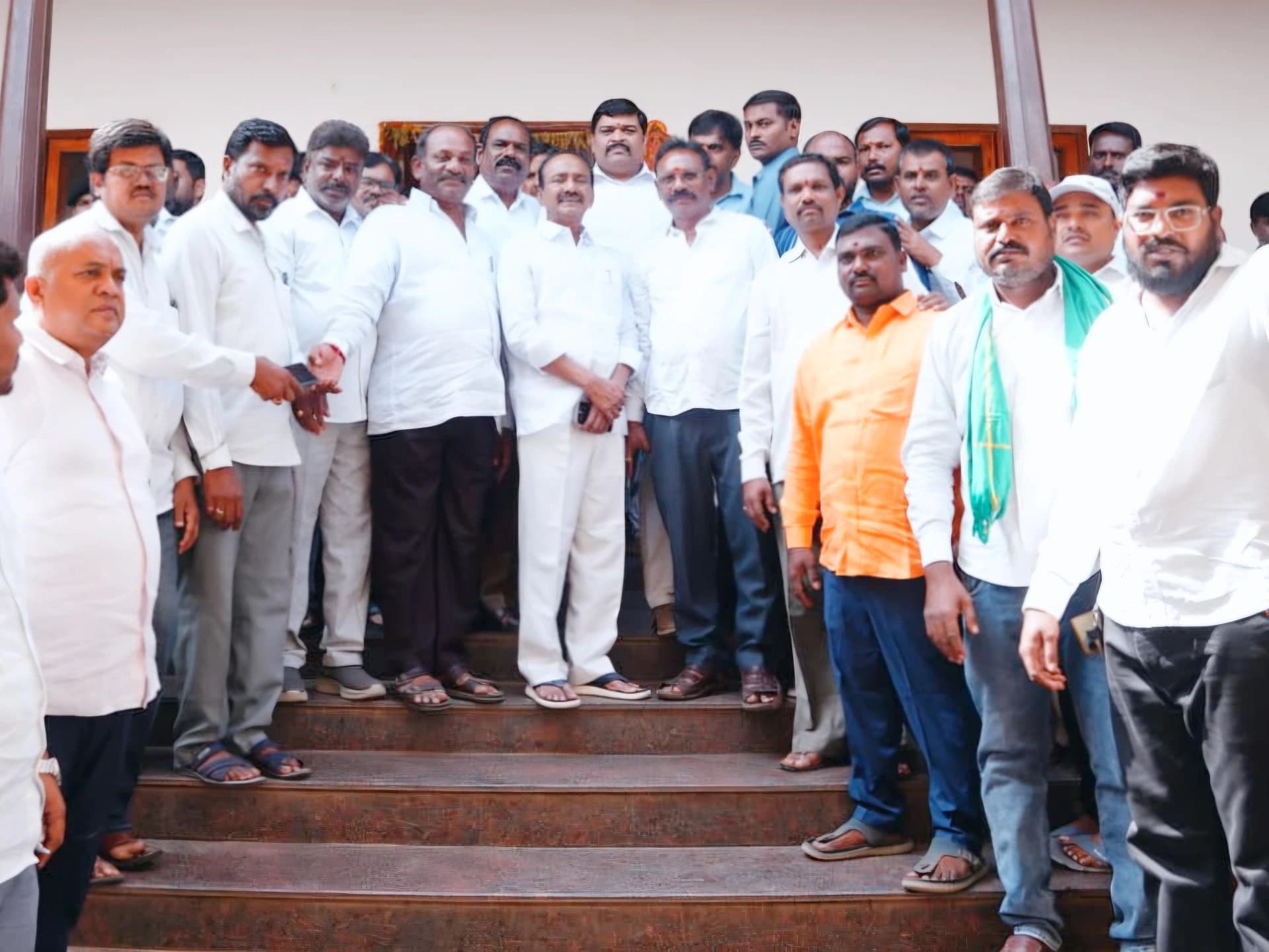 ఈటల రాజేందర్ను ఆహ్వానించిన మేదరి సంఘం ప్రతినిధులు