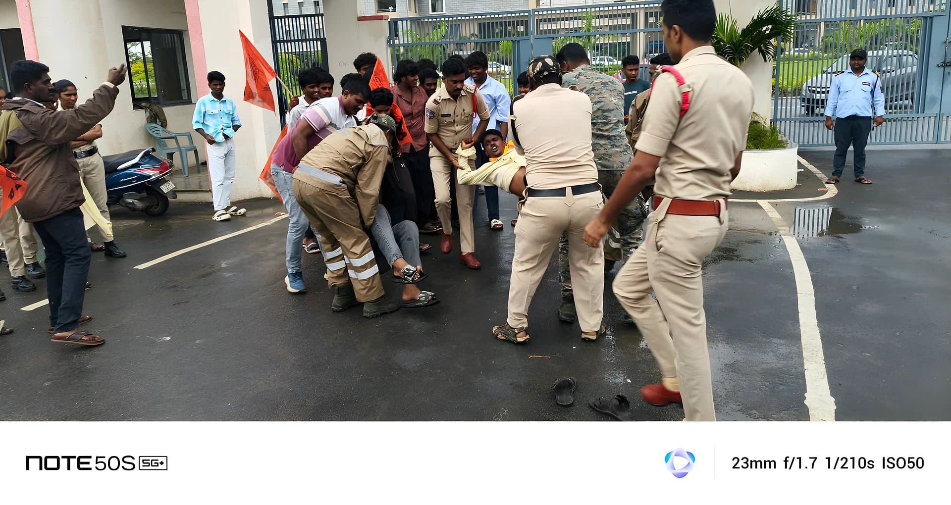 ఆ 'శక్తి' మాకొద్దు.... విద్యార్థుల ధర్నా