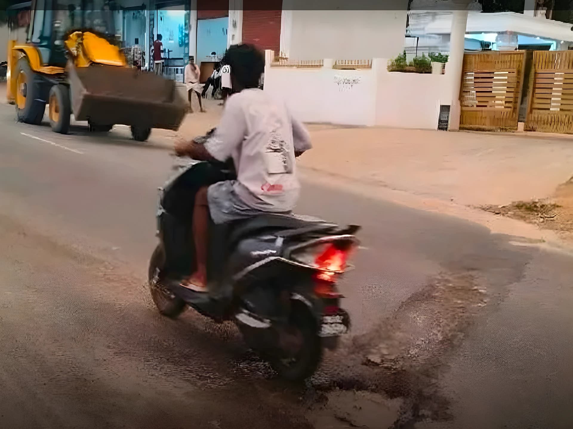 రాజాపేటలో అధ్వానంగా ప్రధాన రహదారి