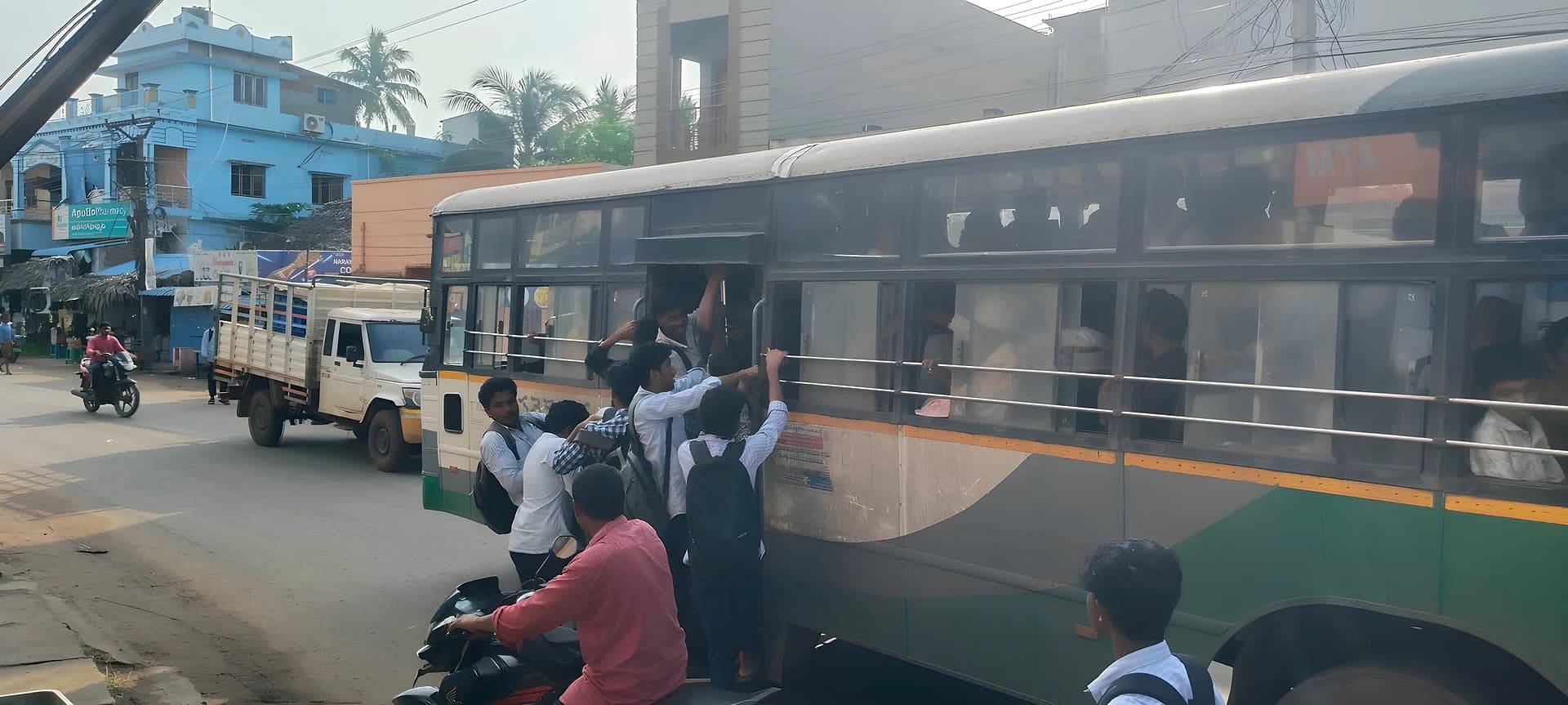 కాలేజీకి వెళ్లాలంటే ప్రాణాలతో చెలగాటం