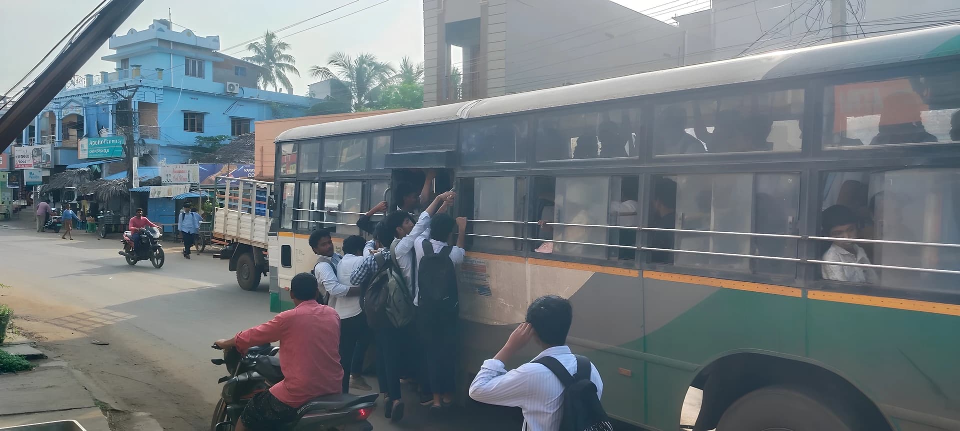 కాలేజీకి వెళ్లాలంటే ప్రాణాలతో చెలగాటం
