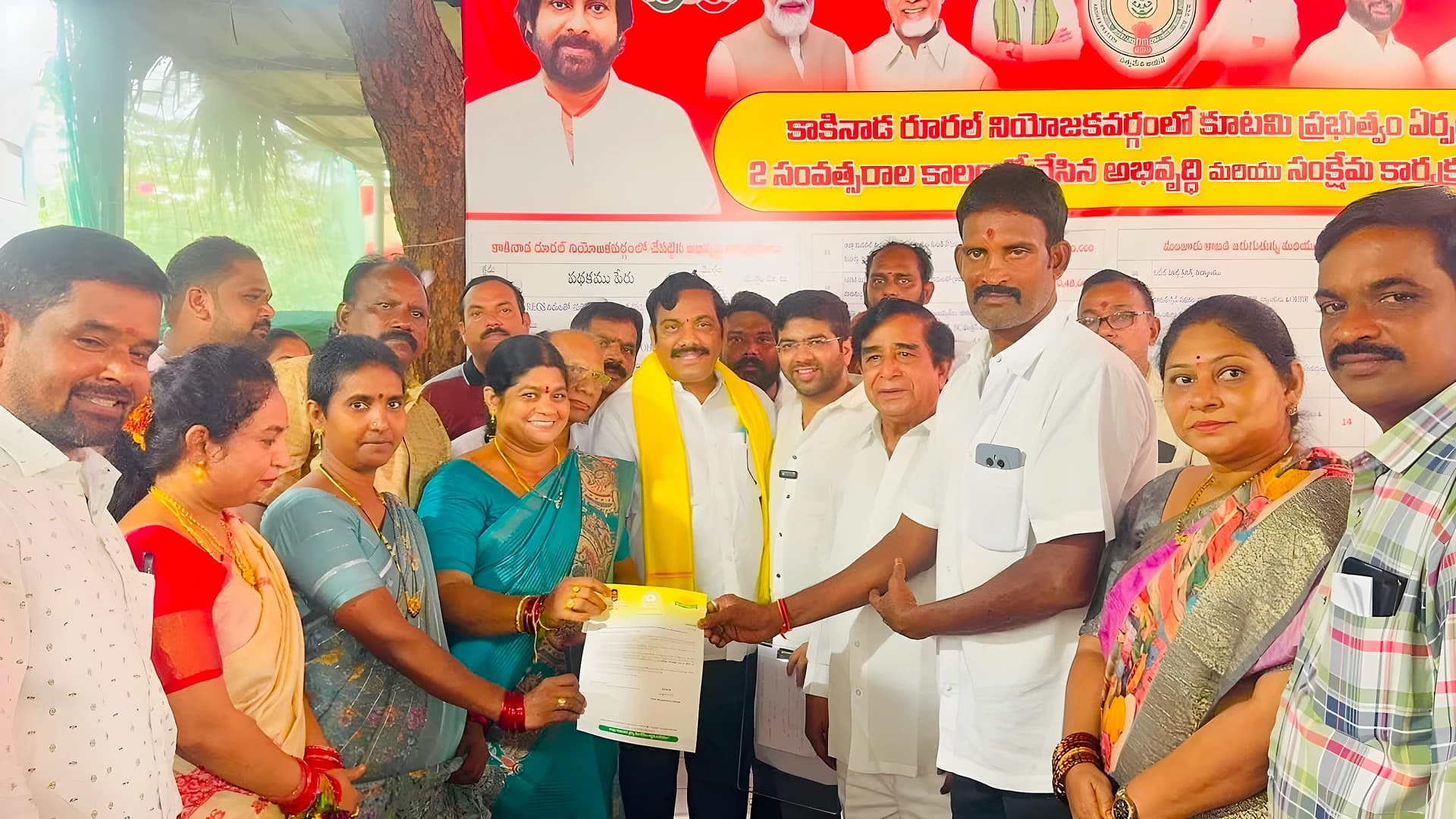 రూ.19.35 లక్షల సీఎంఆర్ఎఫ్ చెక్కులు పంపిణీ
