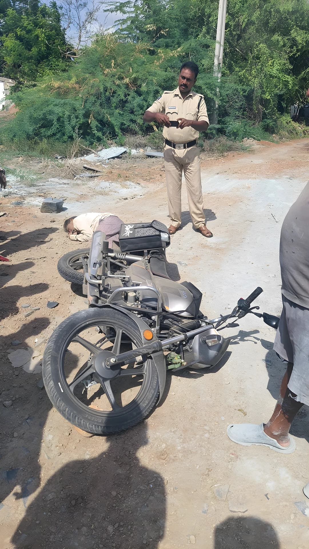 రోడ్డు ప్రమాదం: నలుగురికి తీవ్రగాయాలు