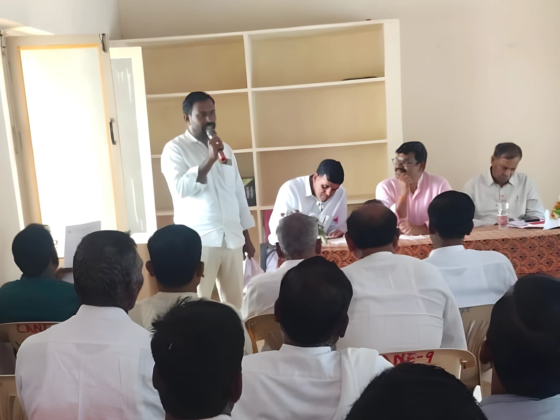 కృష్ణవేణి షుగర్ ఫ్యాక్టరీ వద్ద చెరుకు రైతుల చర్చలు